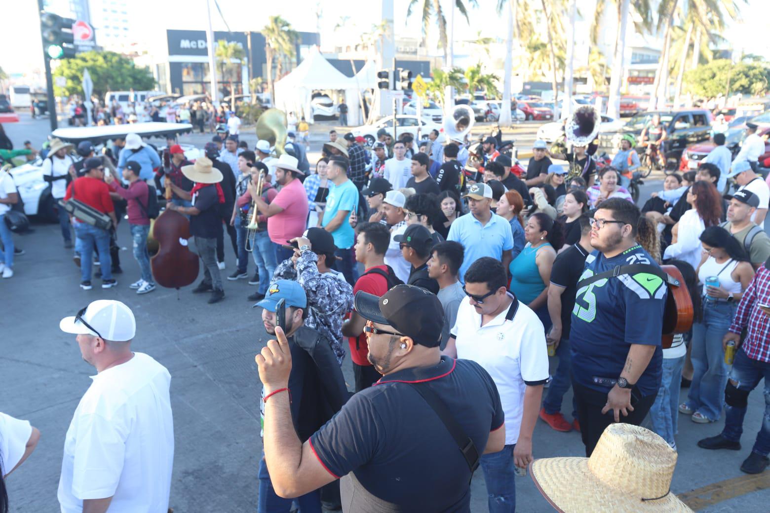 $!Tras más de cinco horas de protesta en la zona hotelera de Mazatlán, músicos mantienen plantón en el malecón
