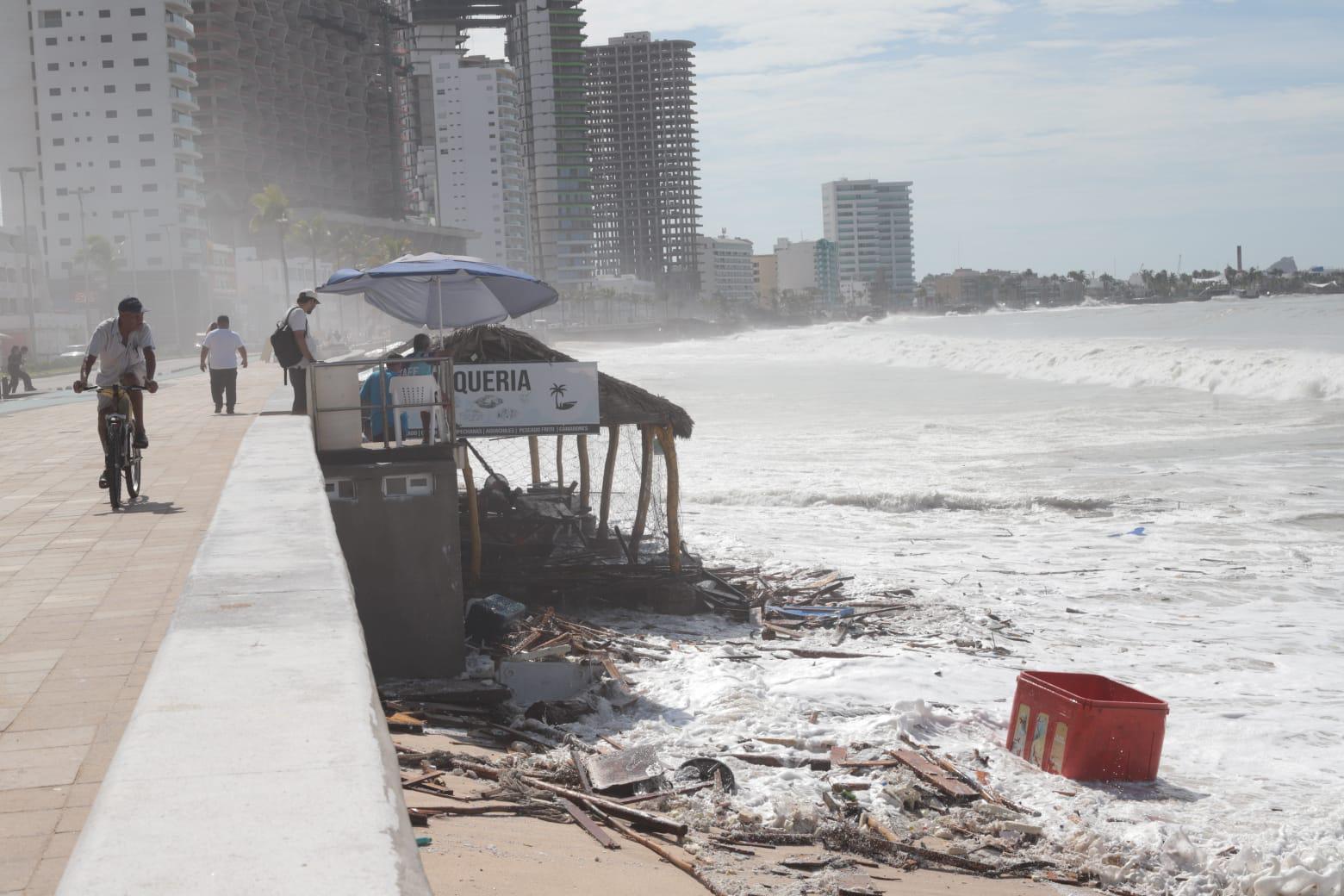 $!Marejadas ocasiona destrozos en palapas y mobiliario en playa de Mazatlán