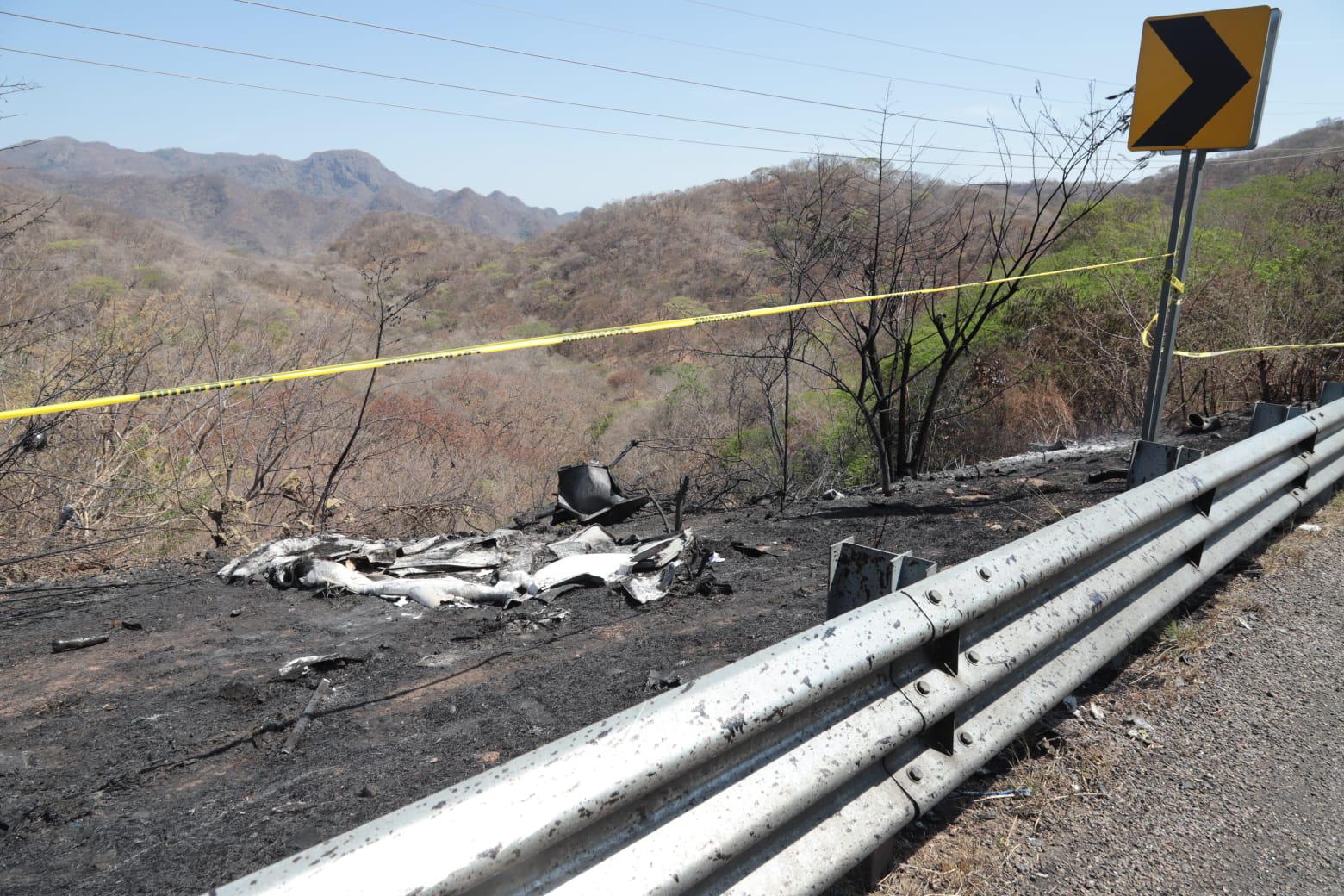 $!Tráiler cisterna vuelca y se incendia en la Autopista Durango-Mazatlán; el conductor murió carbonizado