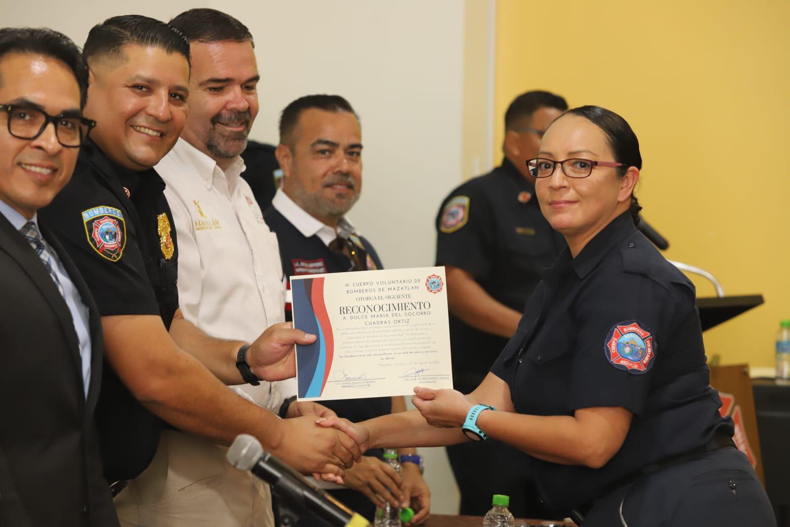 $!Dulce María del Socorro Cuadras con su reconocimiento.