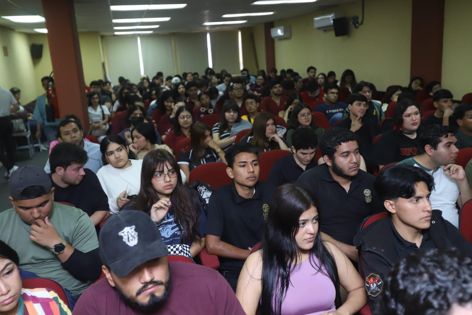 $!Alumnos atentos escucharon las anécdotas del también miembro de El Colegio de Sinaloa.