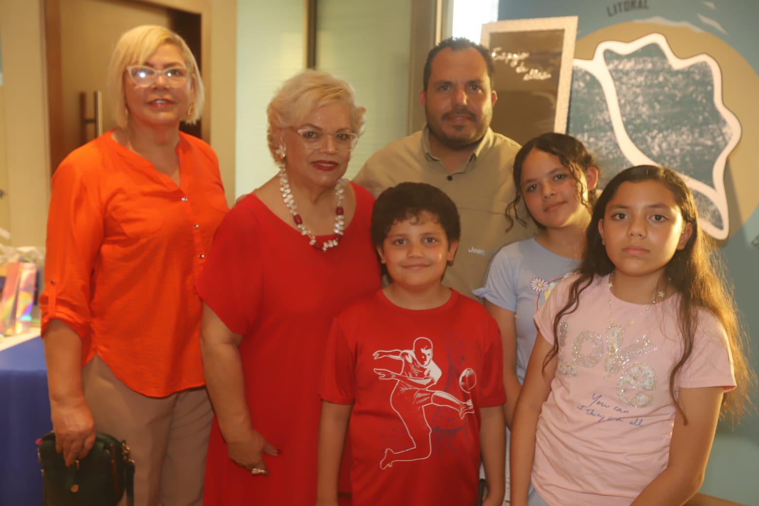 $!Margarita Montero, Julieta Montero, Elitt Cañedo, con los niños Emilio, Sofía y Sara Cañedo.