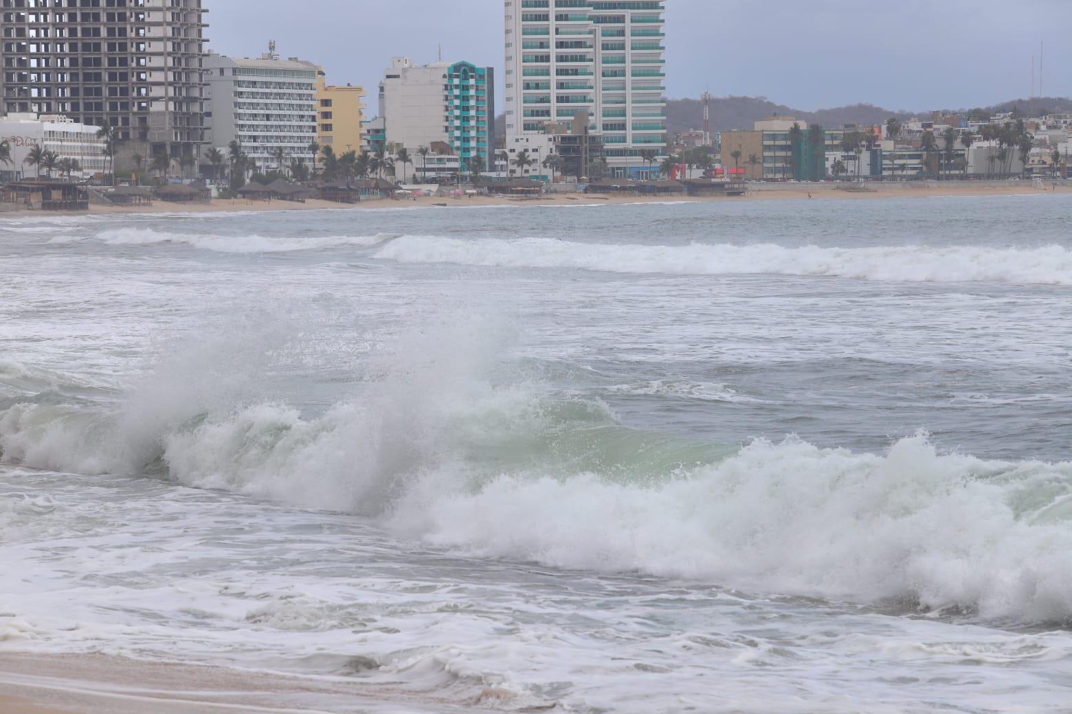 $!Con una semana de fuerte oleaje se mantiene el mar de fondo en Mazatlán provocando residuos y riesgos en la costa