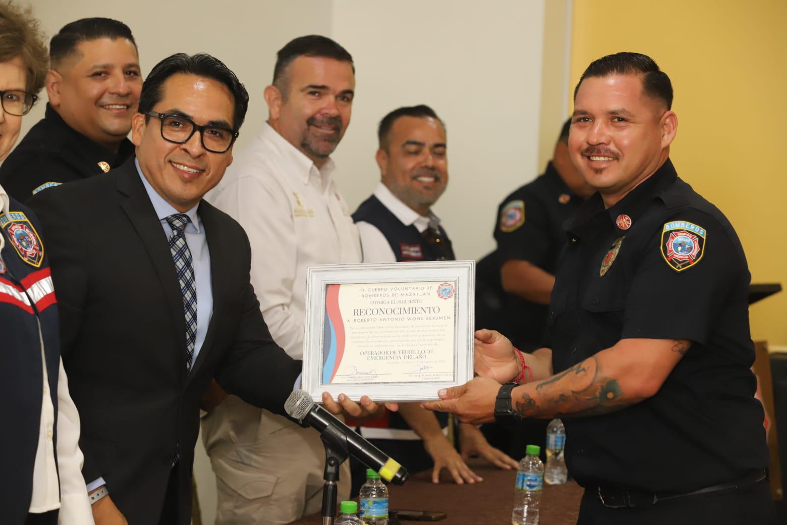 $!Roberto Antonio Wong Berúmen recibe el reconocimiento a mejor Operador de Vehículos de Emergencias del Año.