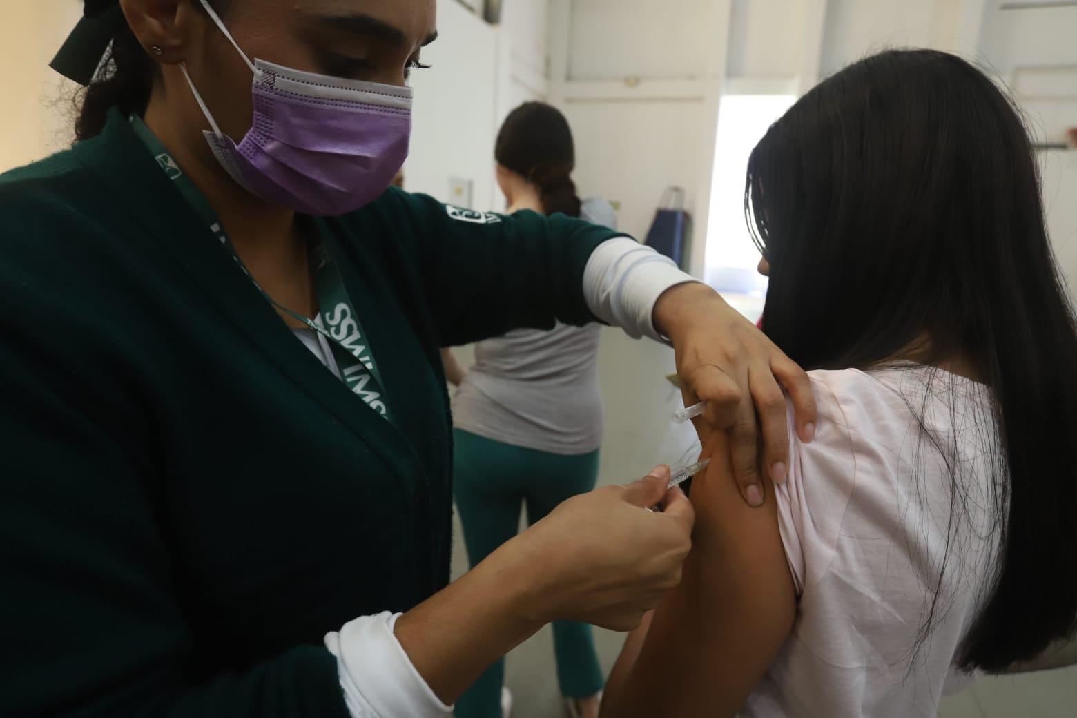 $!Niños y niñas mazatlecos son vacunados contra el sarampión