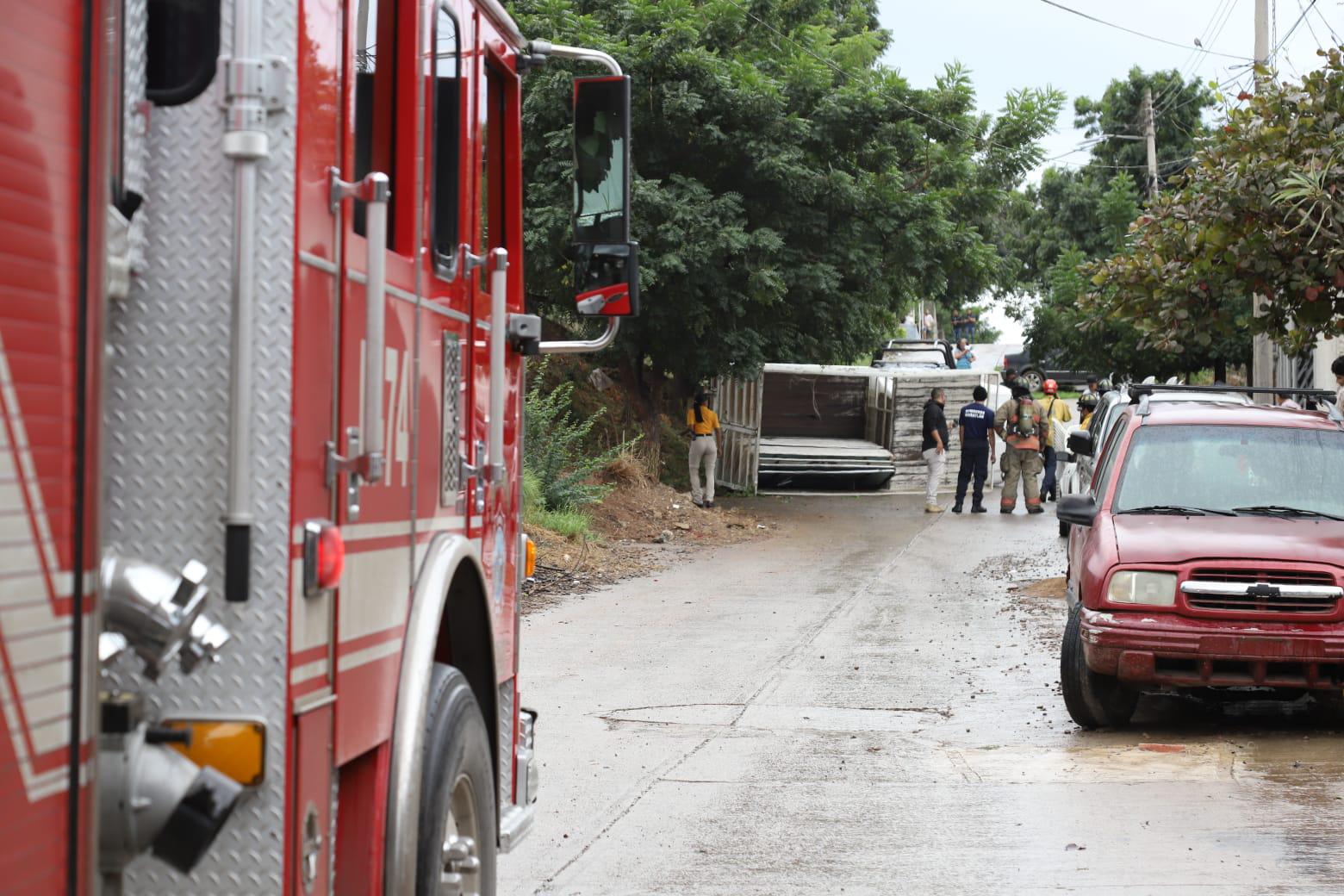 $!Vuelca camioneta de renta de mobiliario en Lomas del Ébano, en Mazatlán