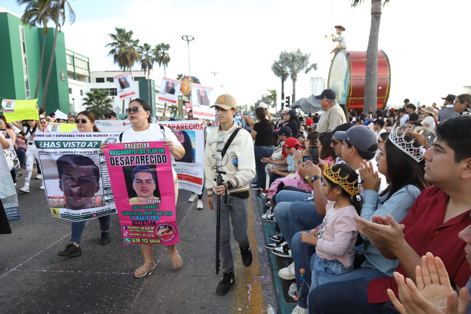 $!Más de 500 mil personas llenan el malecón en el primer desfile del Carnaval de Mazatlán 2026