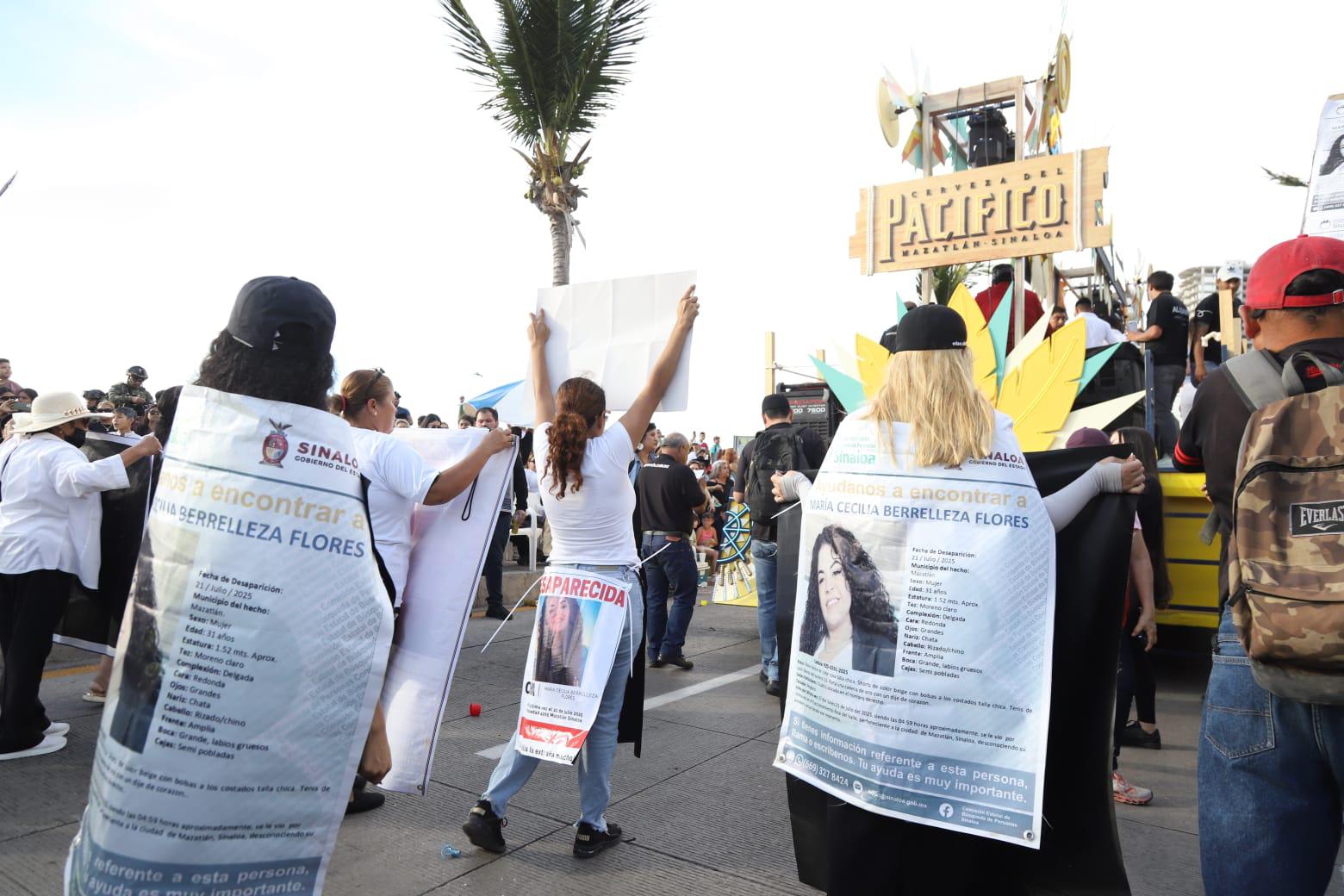$!Se integran personas buscadoras al desfile del Carnaval de Mazatlán