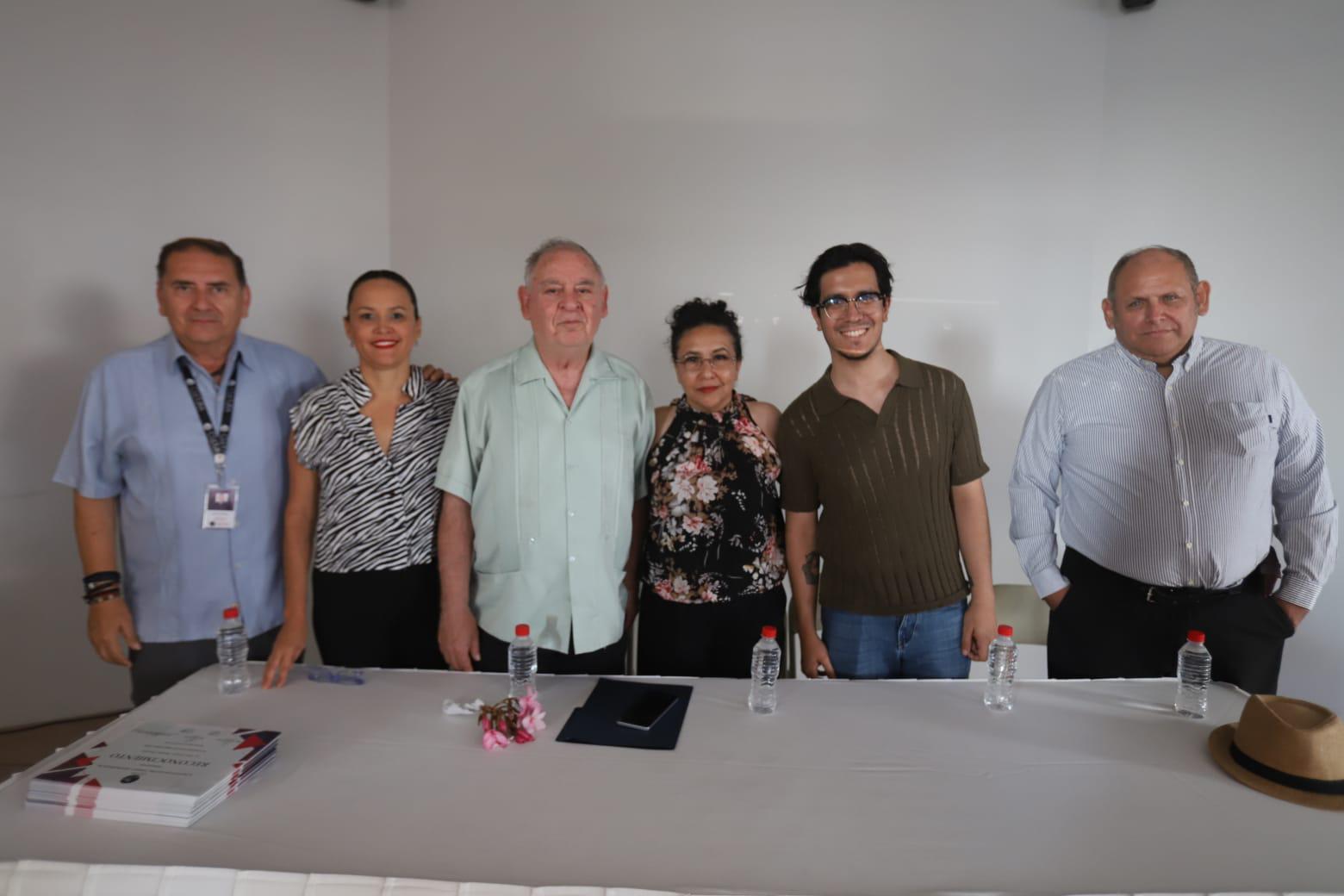 $!Óscar García, María Murillo, Antonio González, Liliana Arechiga, Sergio Castellanos y Juan Fernando Martínez, hicieron la entrega de los diplomas.