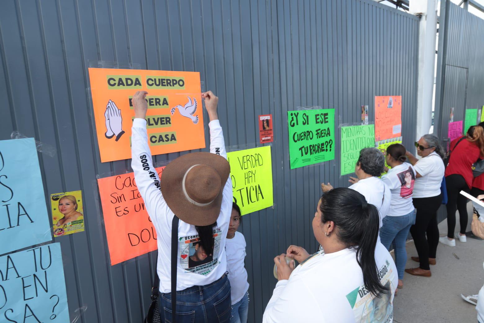 $!Familias colocan azulejos y fichas de búsqueda en la Fiscalía por los desaparecidos en Mazatlán