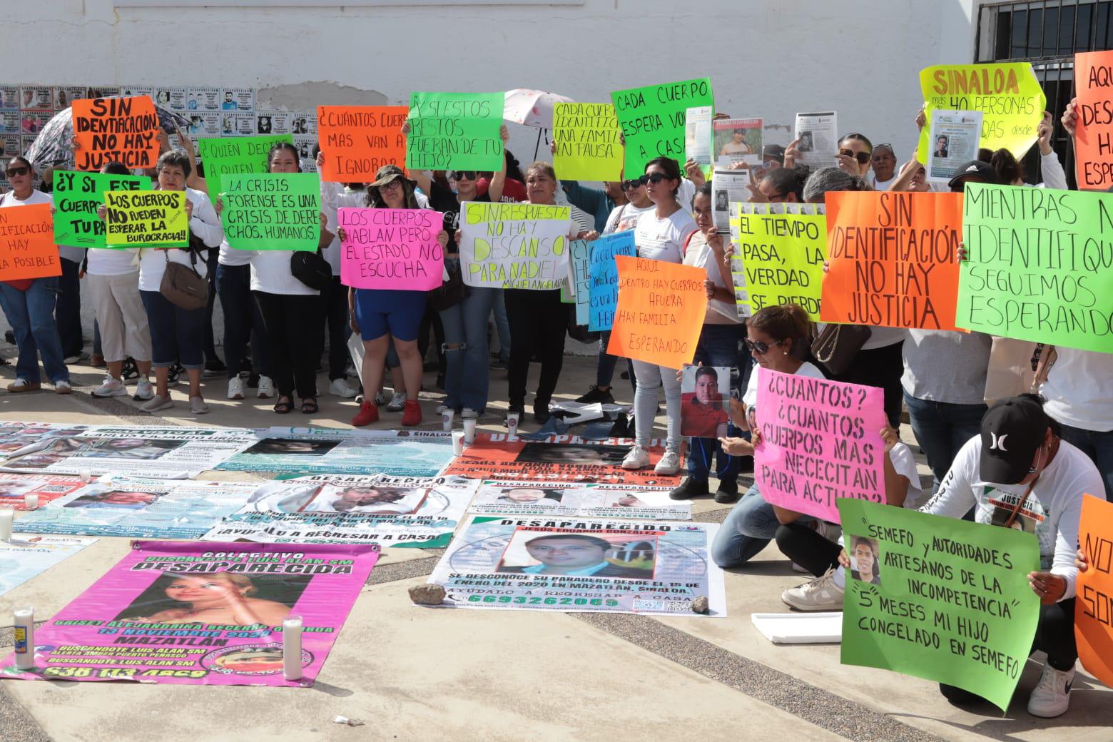 $!Familias colocan azulejos y fichas de búsqueda en la Fiscalía por los desaparecidos en Mazatlán