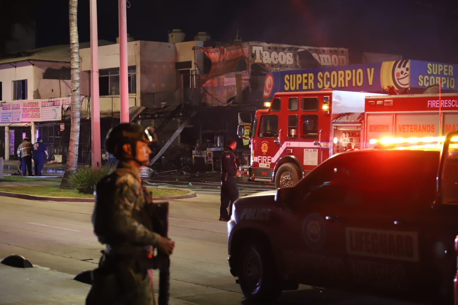 $!Se registra incendio y explosión en taquería de la Avenida del Mar, en Mazatlán