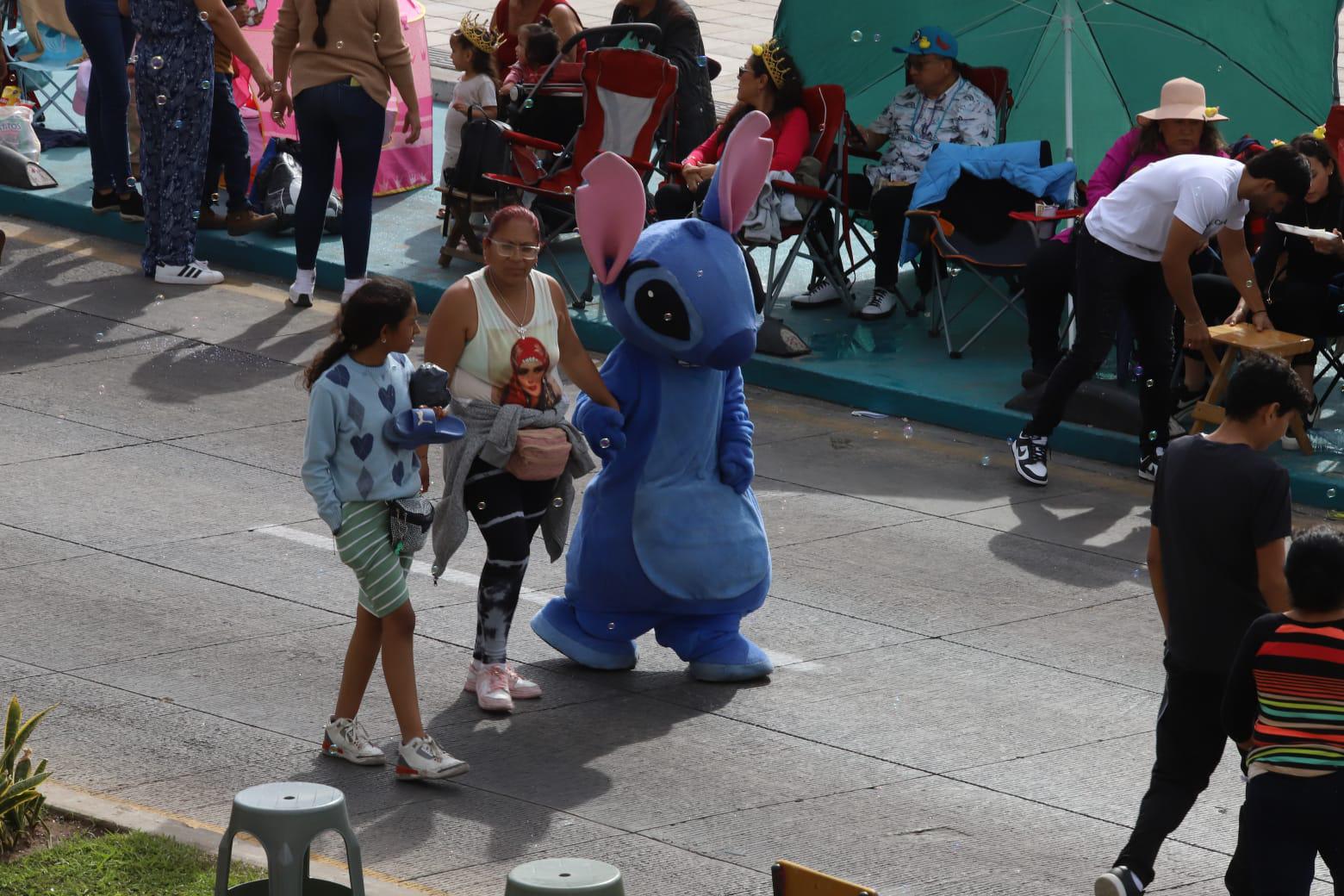 $!Se despide la realeza con emotividad en el segundo y último desfile del Carnaval de Mazatlán 2024