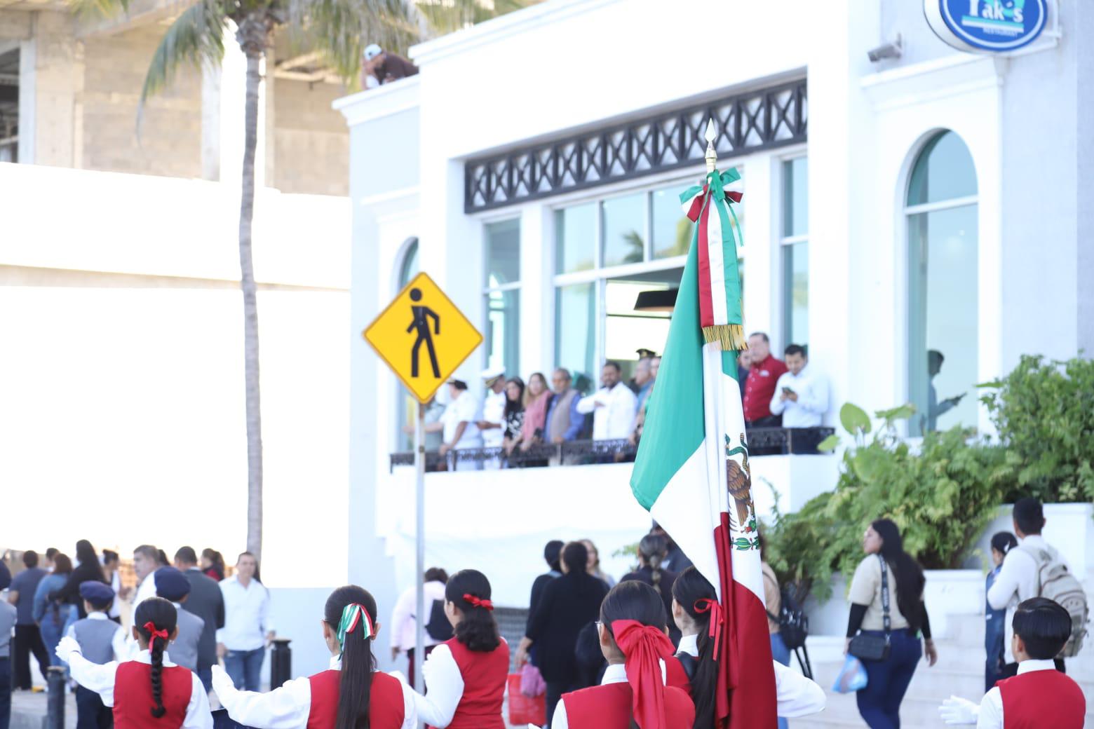 $!Participan más de 600 alumnos en el desfile conmemorativo del Día de la Bandera en Mazatlán