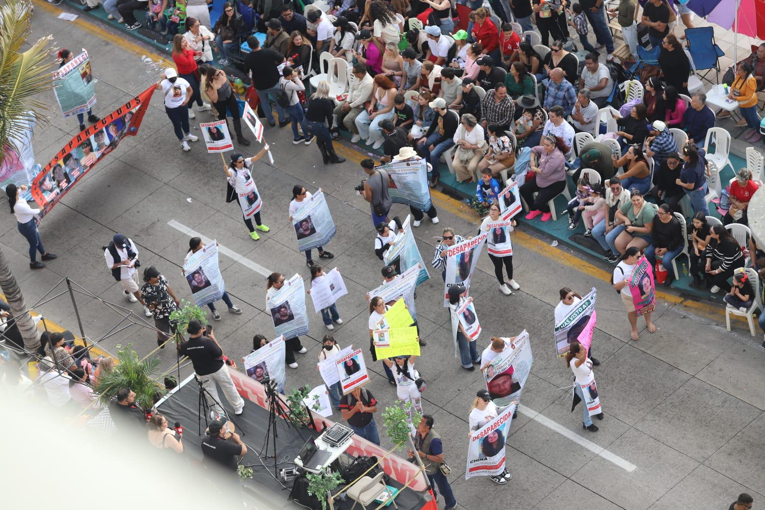 $!Colectivos de búsqueda reciben aplausos y apoyo durante el desfile del Carnaval de Mazatlán