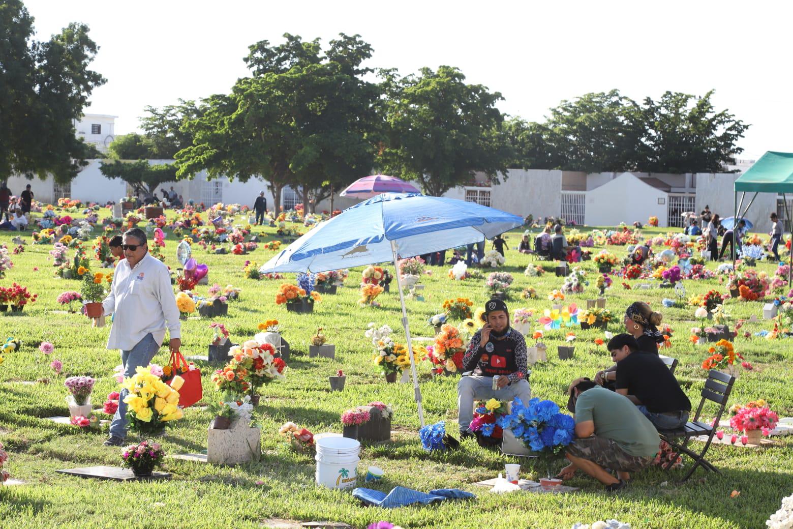 $!Tradición y nostalgia marcan la jornada del Día de Todos los Santos en Mazatlán