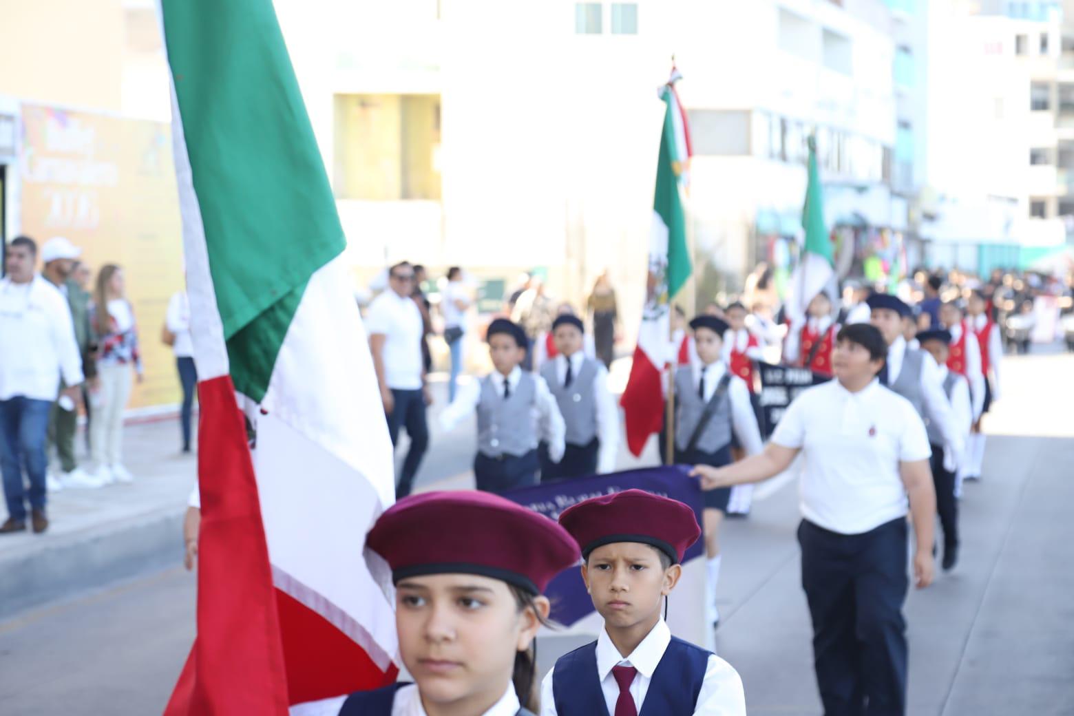 $!Participan más de 600 alumnos en el desfile conmemorativo del Día de la Bandera en Mazatlán