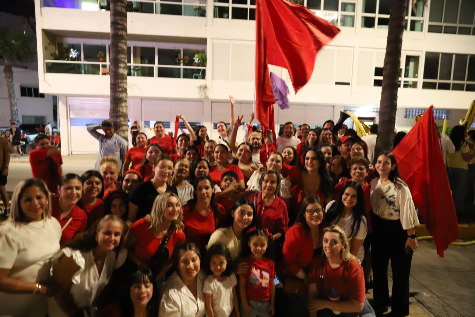 $!Las porras estuvieron muy animadas en la velada.