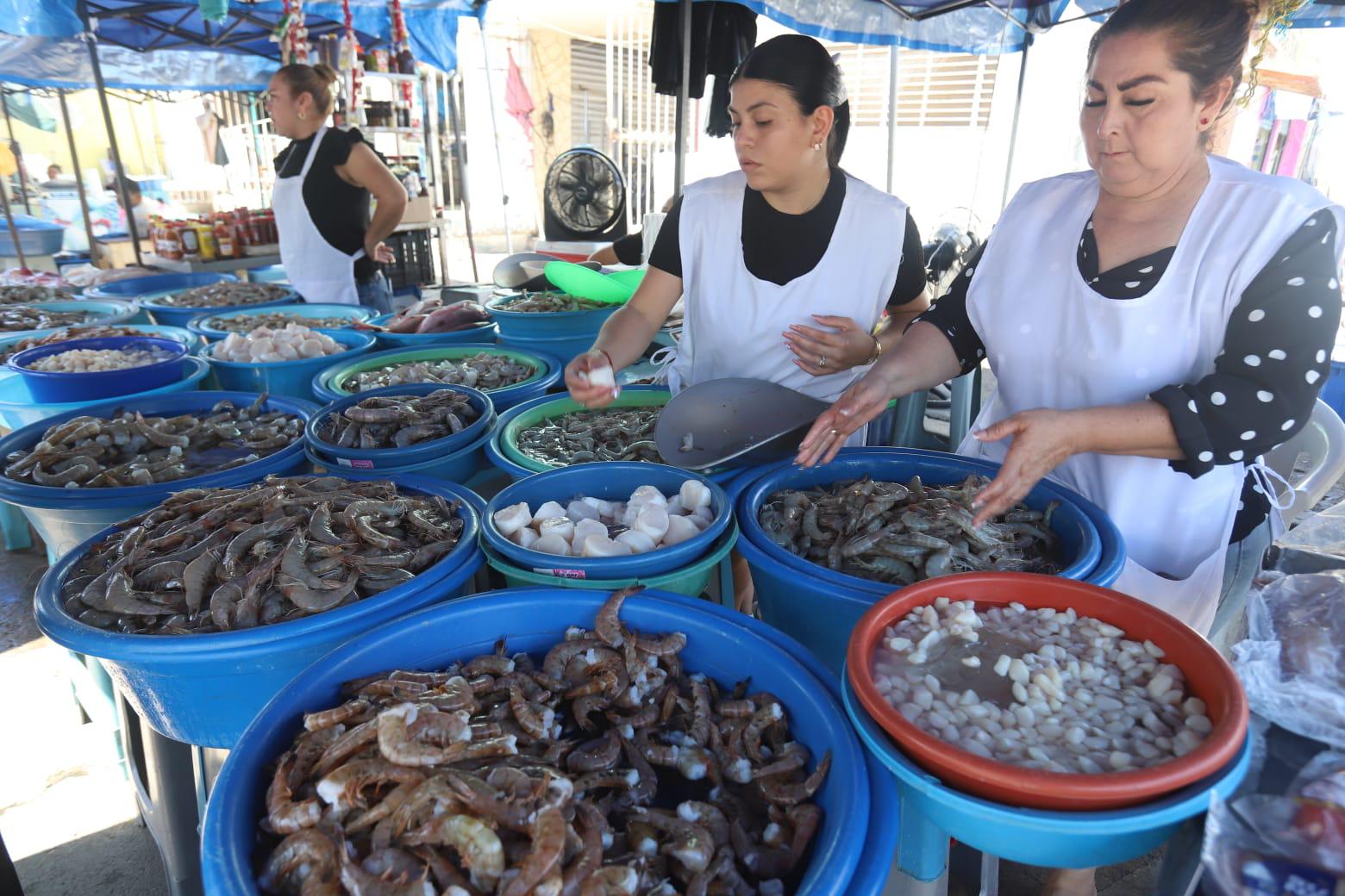 $!Aún con la baja de precio, no logran repuntar ventas de camarón en Mazatlán, señalan vendedoras