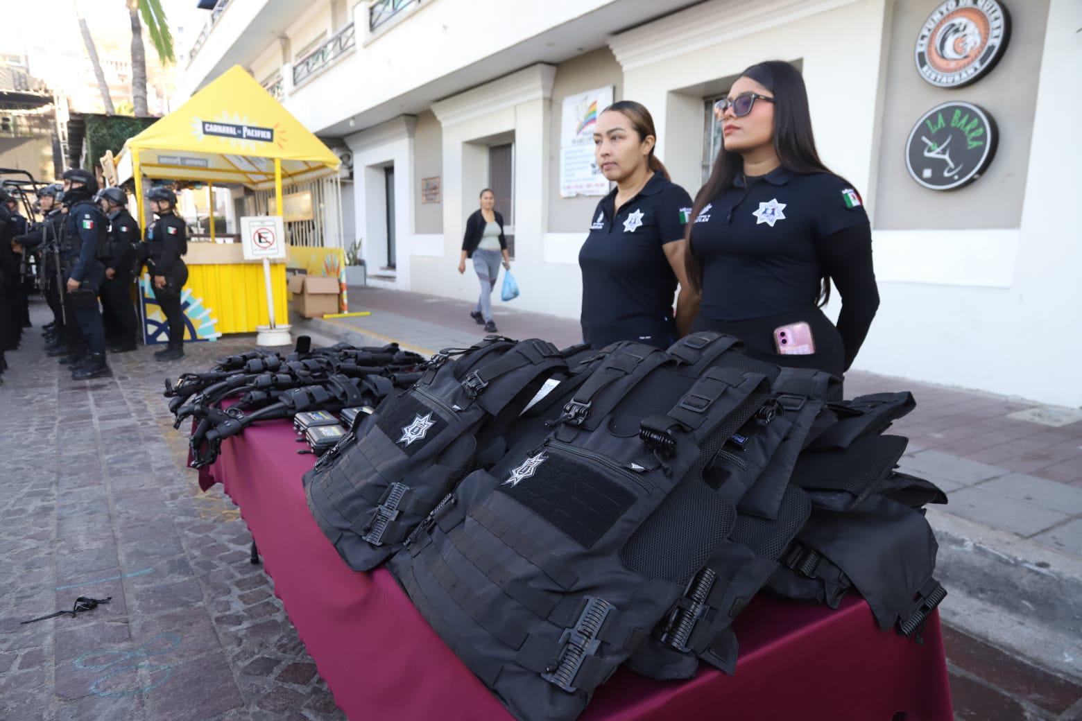 $!Mazatlán refuerza su Policía: entrega patrullas y equipo táctico por más de $19 millones