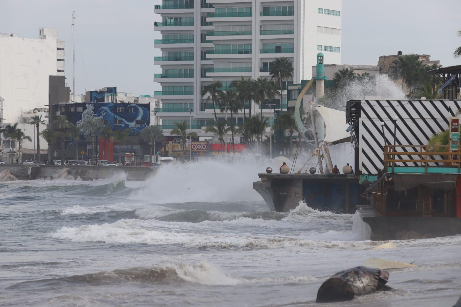 $!Registran playas de Mazatlán fuerte oleaje y obliga a resguardar pangas y mobiliario