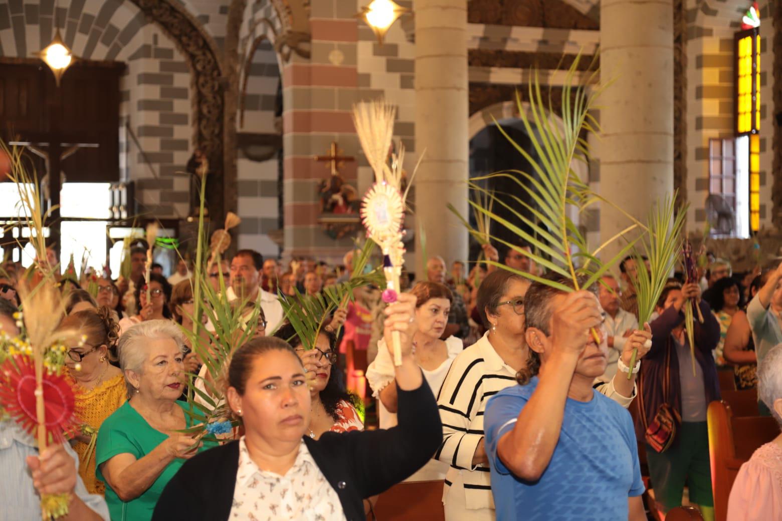 $!Encabeza Obispo de Mazatlán bendición de palmas en Catedral este Domingo de Ramos