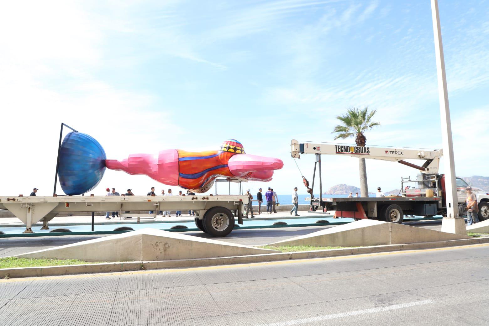 $!Llegan los monigotes del Carnaval al malecón de Mazatlán; serán colocadas 11