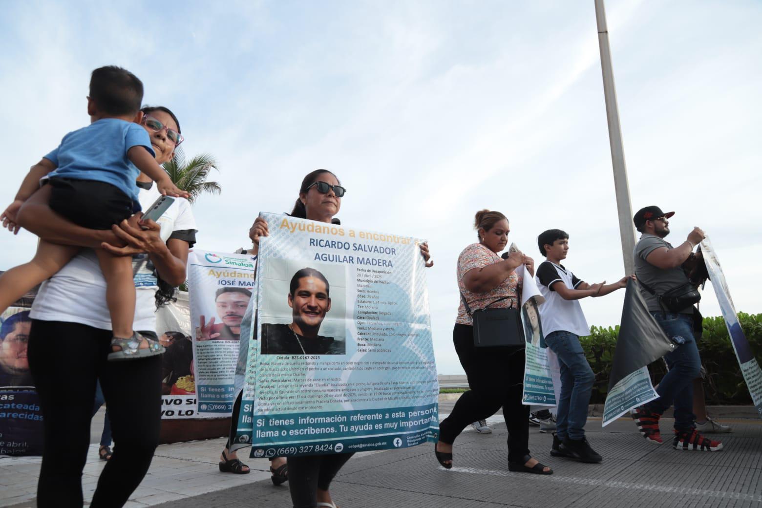 $!Familias de desaparecidos convierten el malecón de Mazatlán en espacio de protesta y memoria
