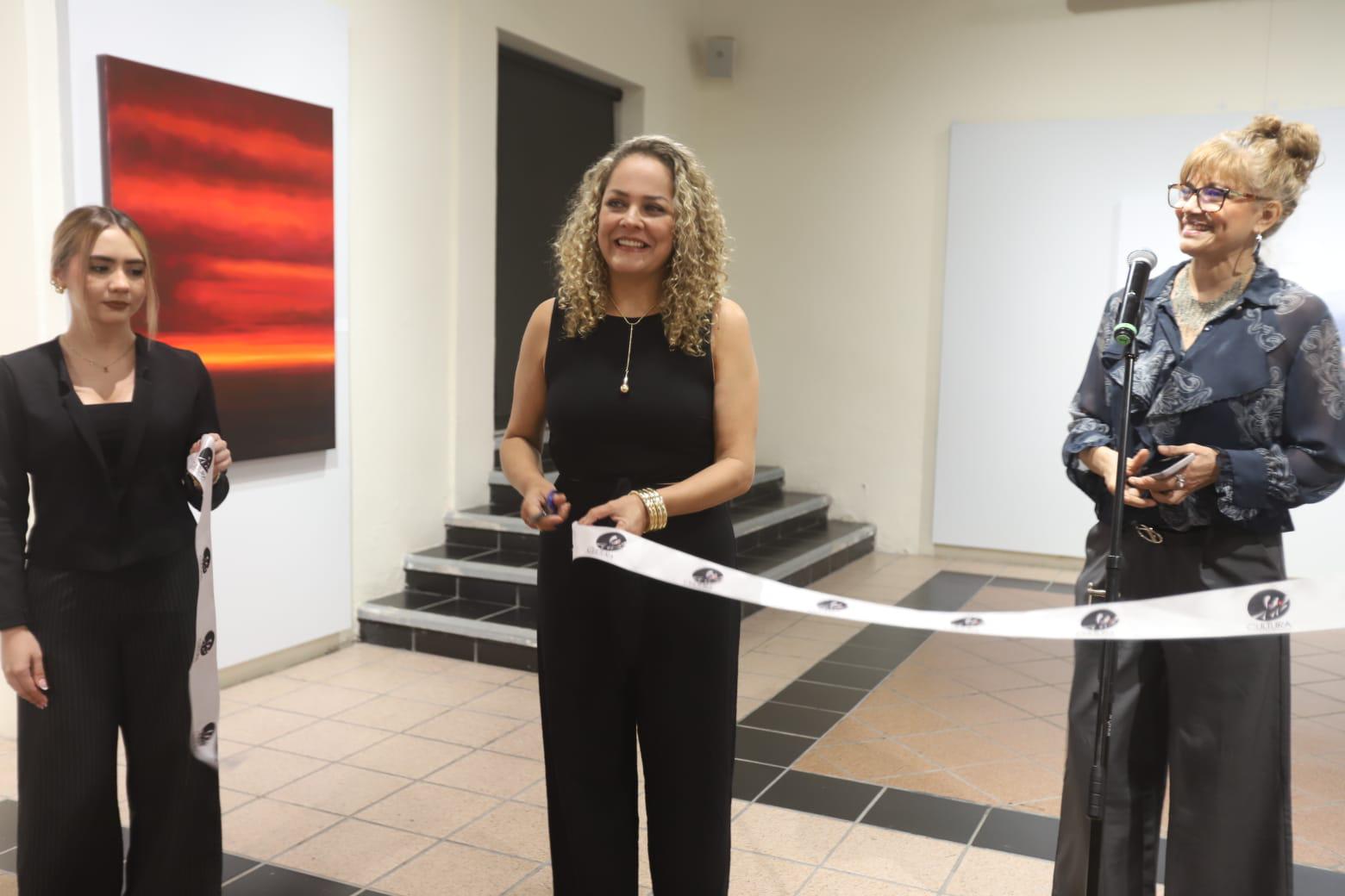 $!Miriam Molina Salces realiza el corte de listón inaugural de la obra.