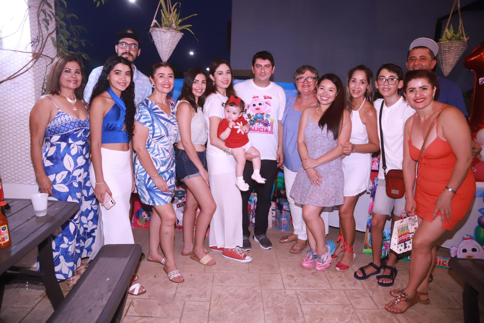 $!Familiares y amigos acompañaron a los Arámburo Morales ese día tan especial.