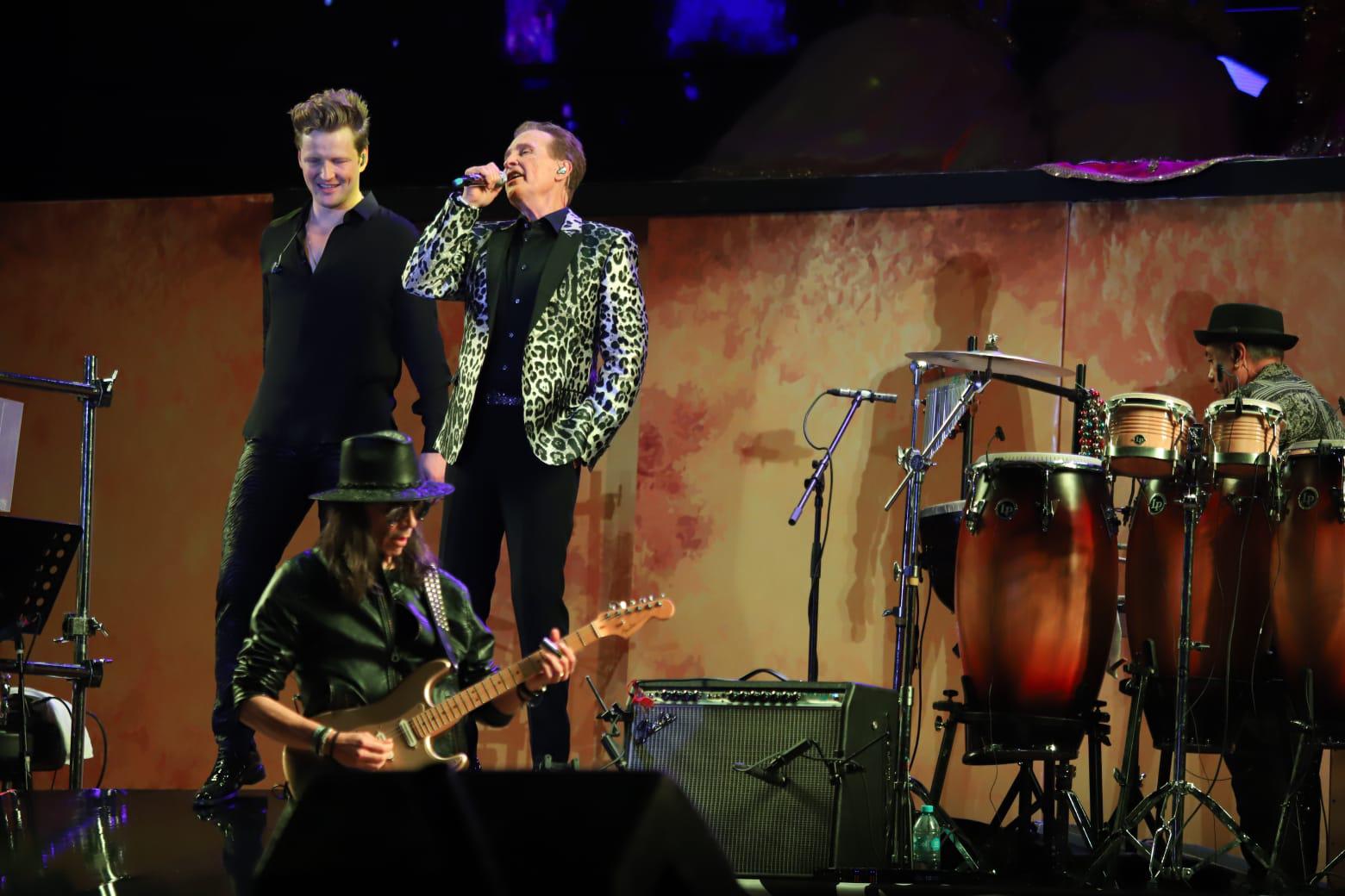 $!Conquista Emmanuel y Alexander Acha al público de la Coronación de Carolina III