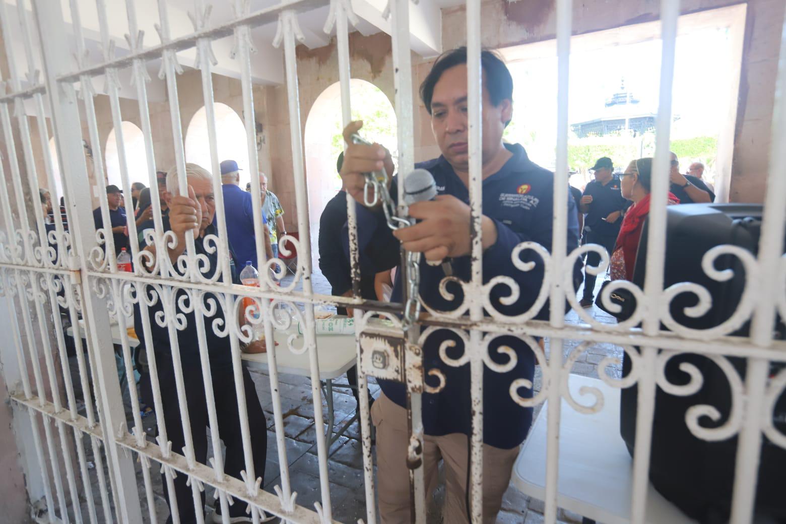 $!Levantan plantón Guerreros Azules tras promesa del Estado de atenderlos