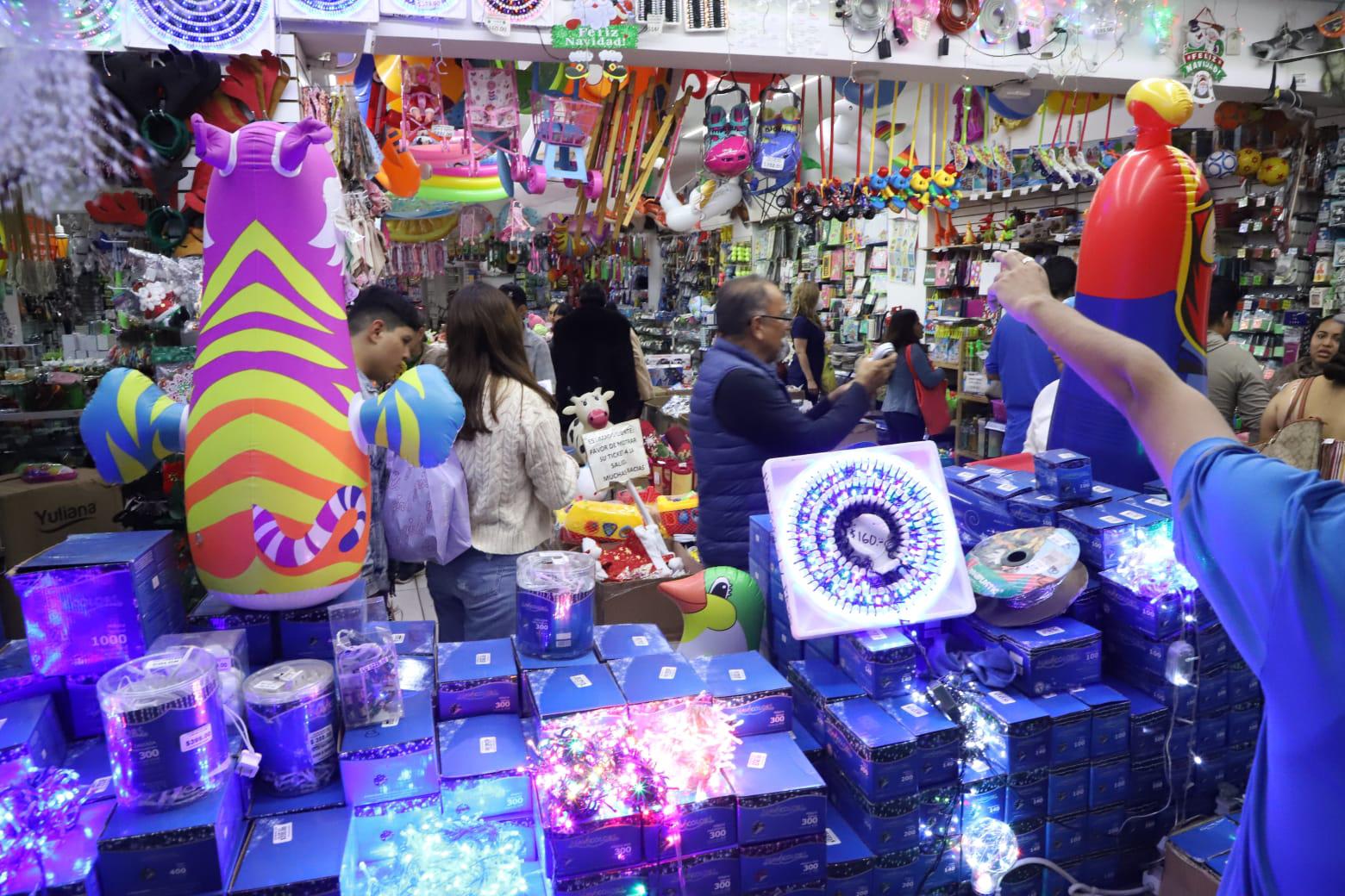 $!Cierran calles del Centro de Mazatlán para seguridad de los compradores navideños