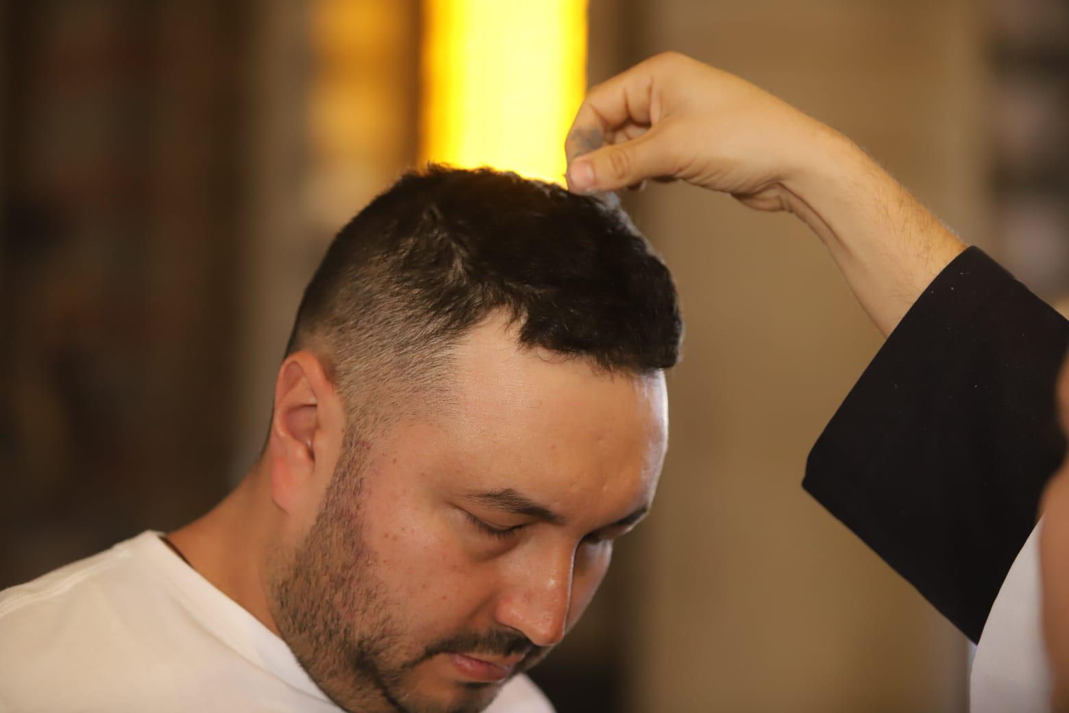 $!Acuden centenares de fieles a imposición de la ceniza en la Catedral de Mazatlán