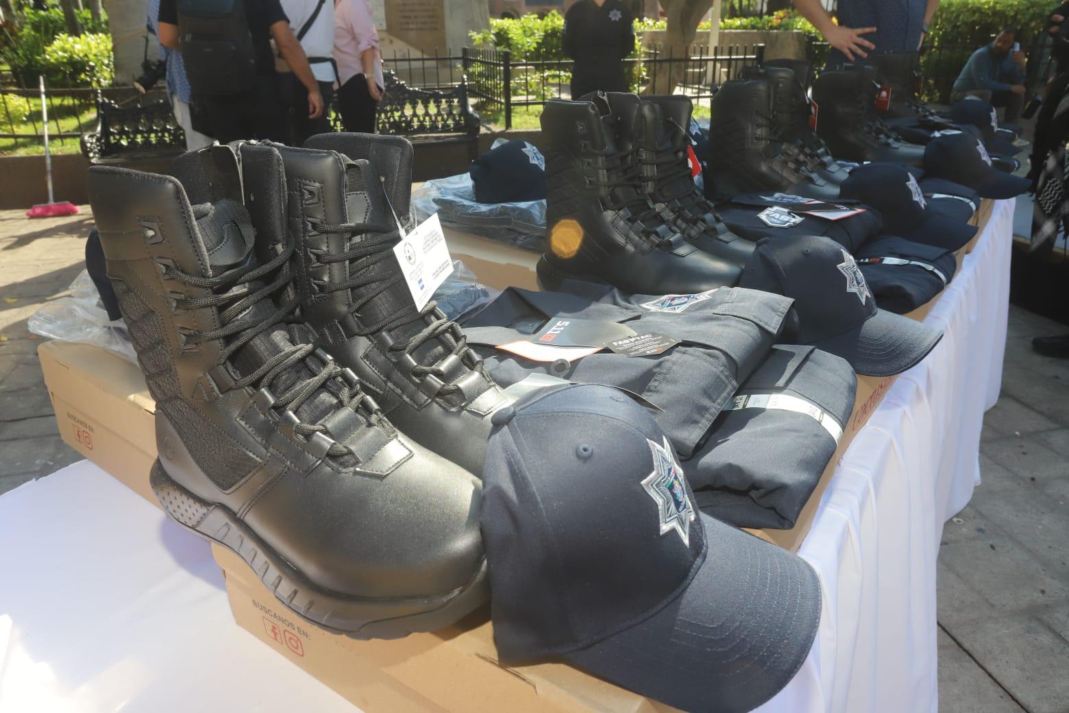 $!Mazatlán entrega 850 uniformes tácticos a policías municipales