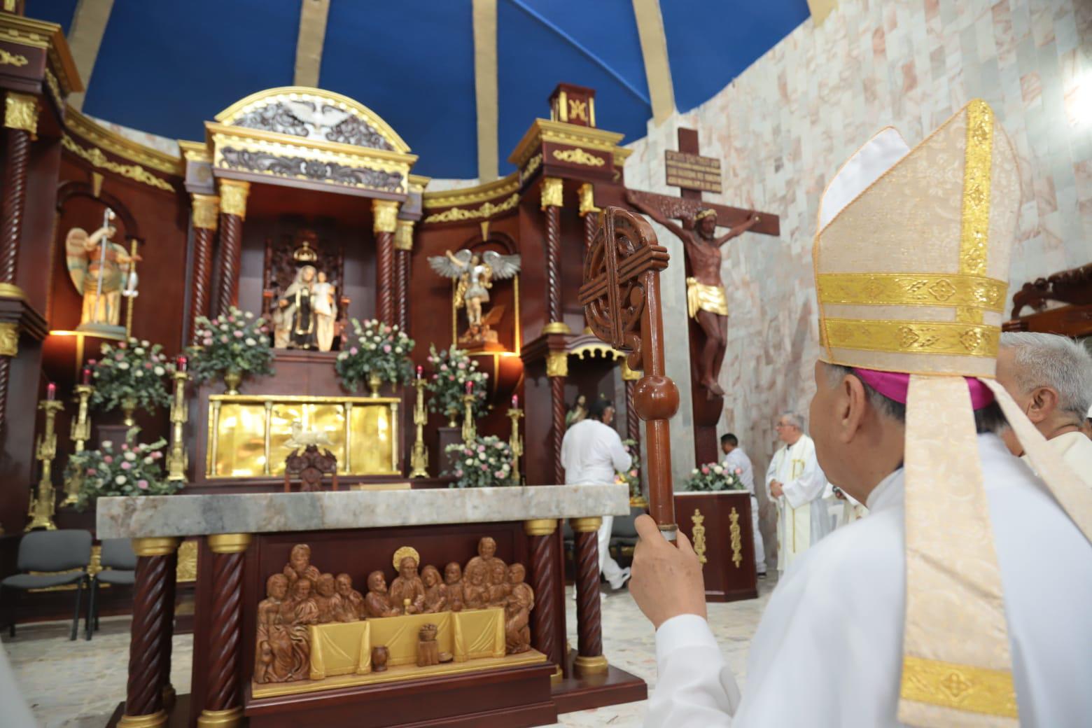 $!Obispo bendice nuevo retablo en parroquia del Carmen de la Juárez, en Mazatlán