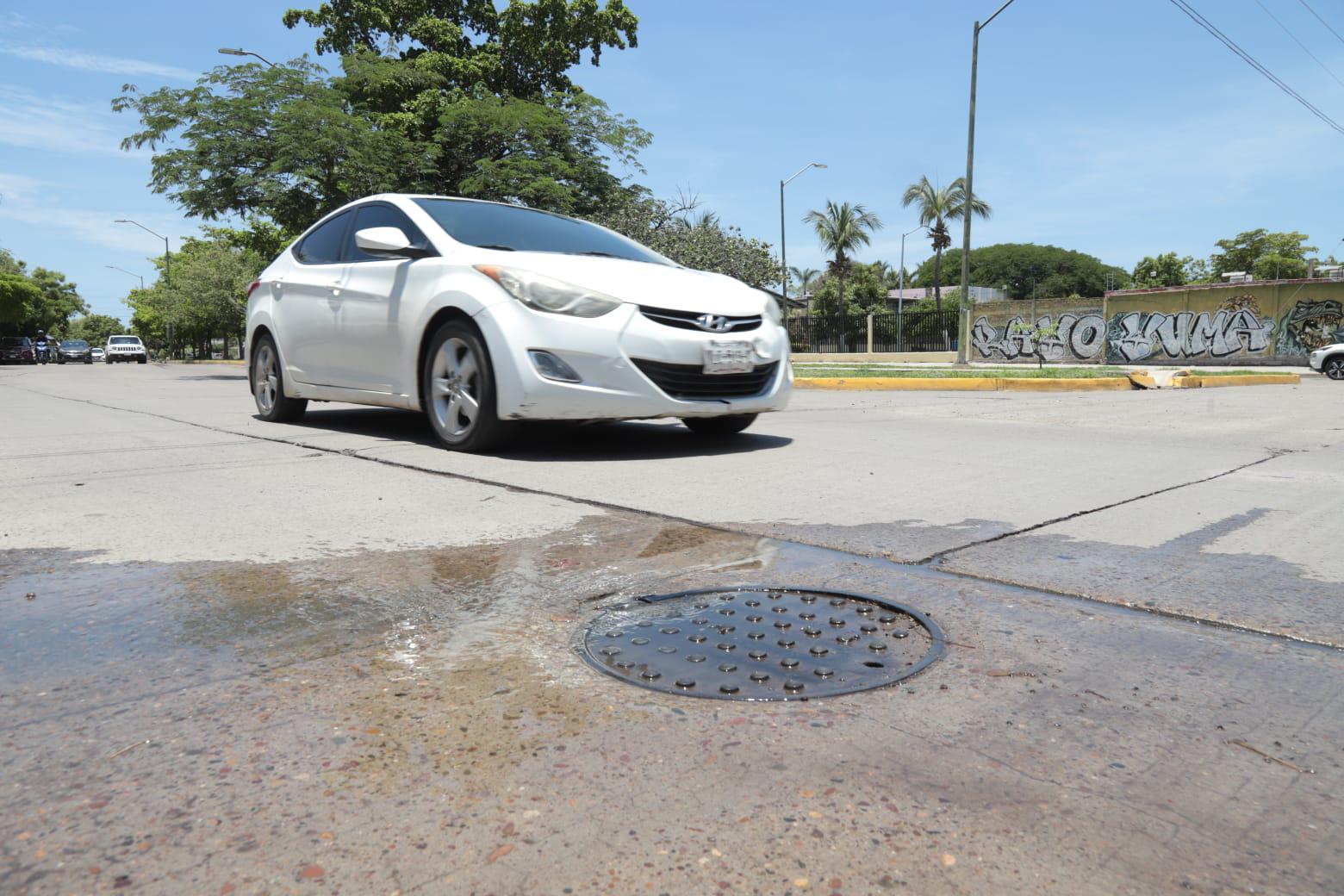 $!Vecinos de la 20 de Noviembre denuncian tres semanas con fuga de drenaje sin atención