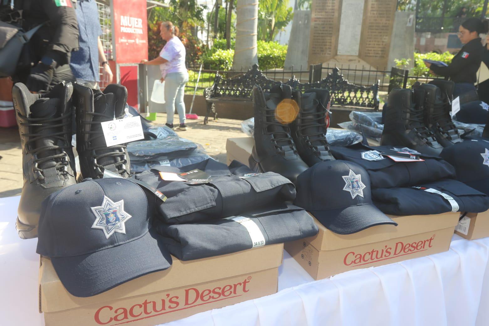 $!Mazatlán entrega 850 uniformes tácticos a policías municipales