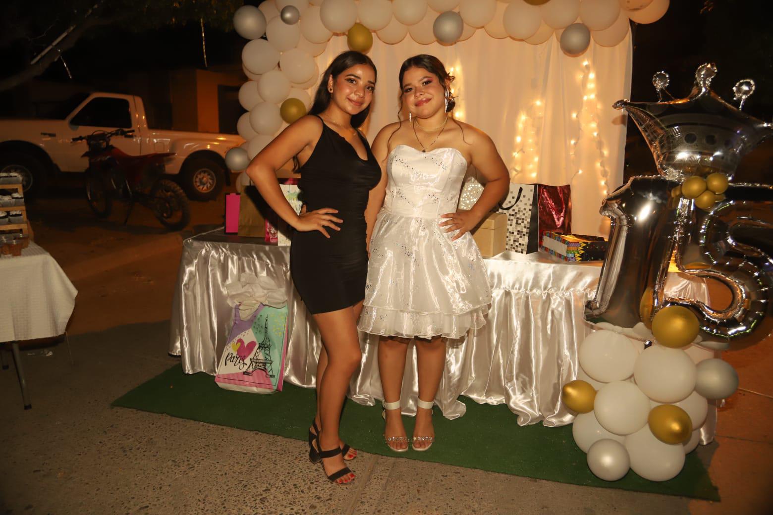 $!Saira Denisse Carrazco Rendón con su prima Teresita Chariley.