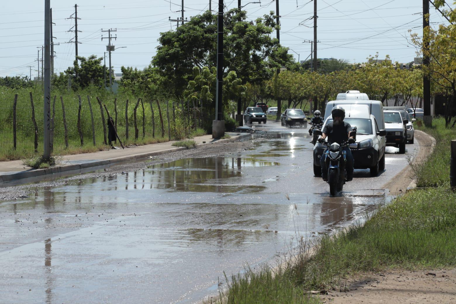 $!Fugas de drenaje inundan tramo de la avenida Santa Rosa, en Mazatlán