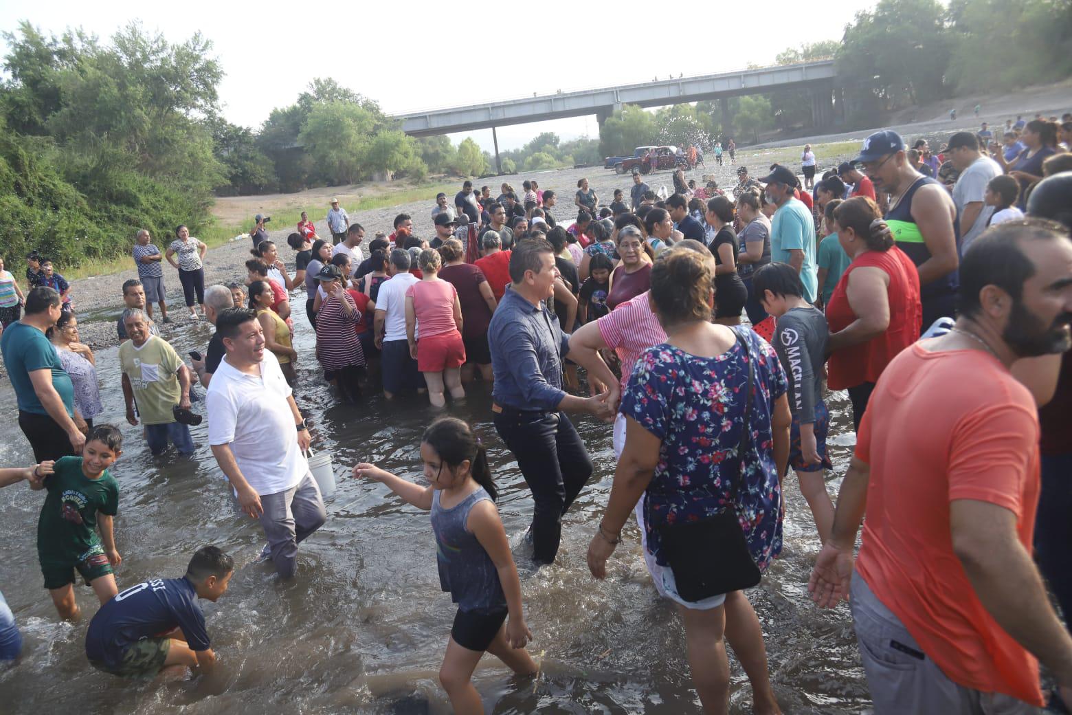 $!Bañan a San Juan en las aguas del Río Presidio; le piden lluvias