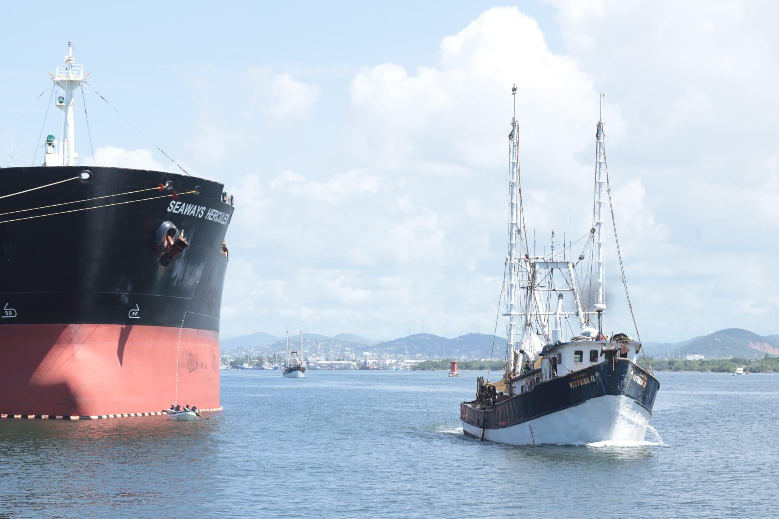 $!A horas del final de la veda, últimos barcos camaroneros salen vía lastre rumbo a altamar