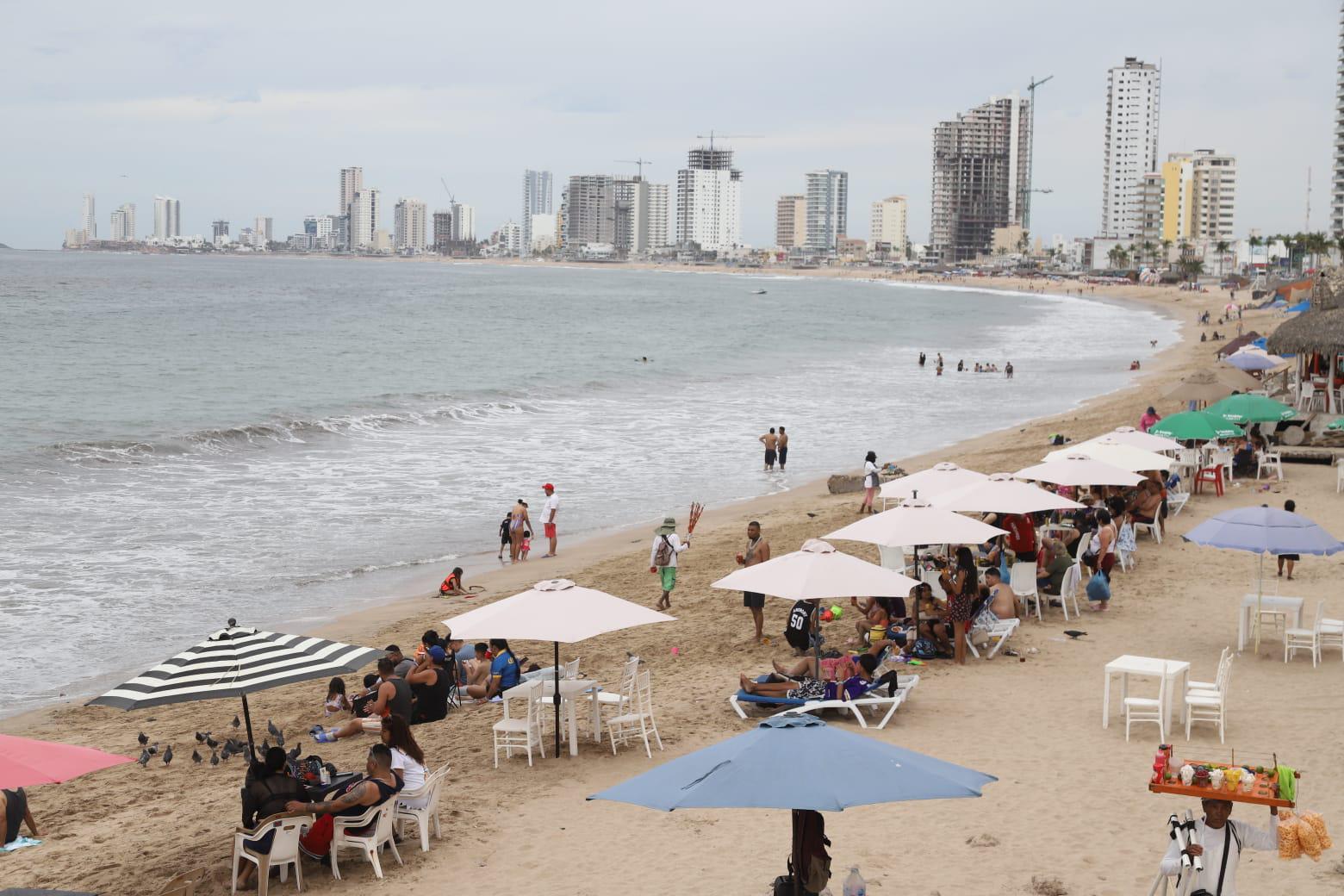 $!Bañistas aprovechan el día nublado para pasar un momento en las playas de Mazatlán