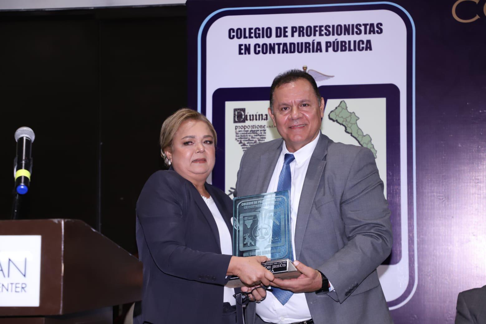 $!Martina de Jesús recibe el galardón por Contador Público Distinguido por su trayectoria 2023.