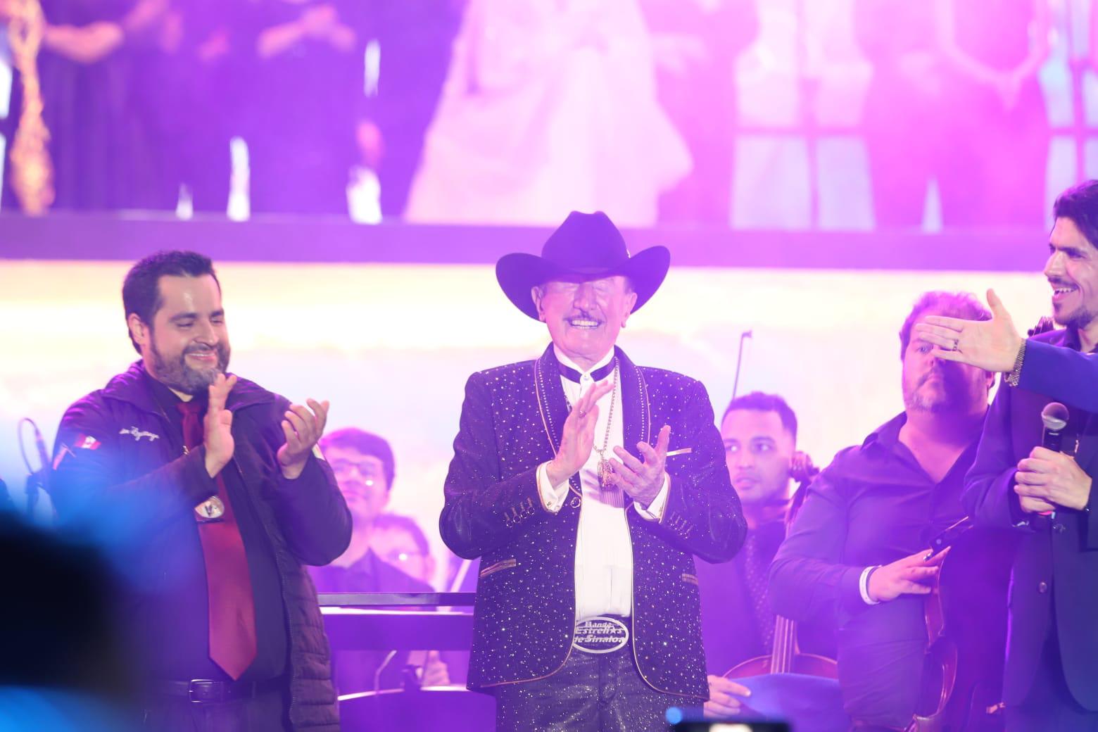 $!Mariana I recibe sus atributos reales como Reina de los Juegos Florales del Carnaval de Mazatlán 2026