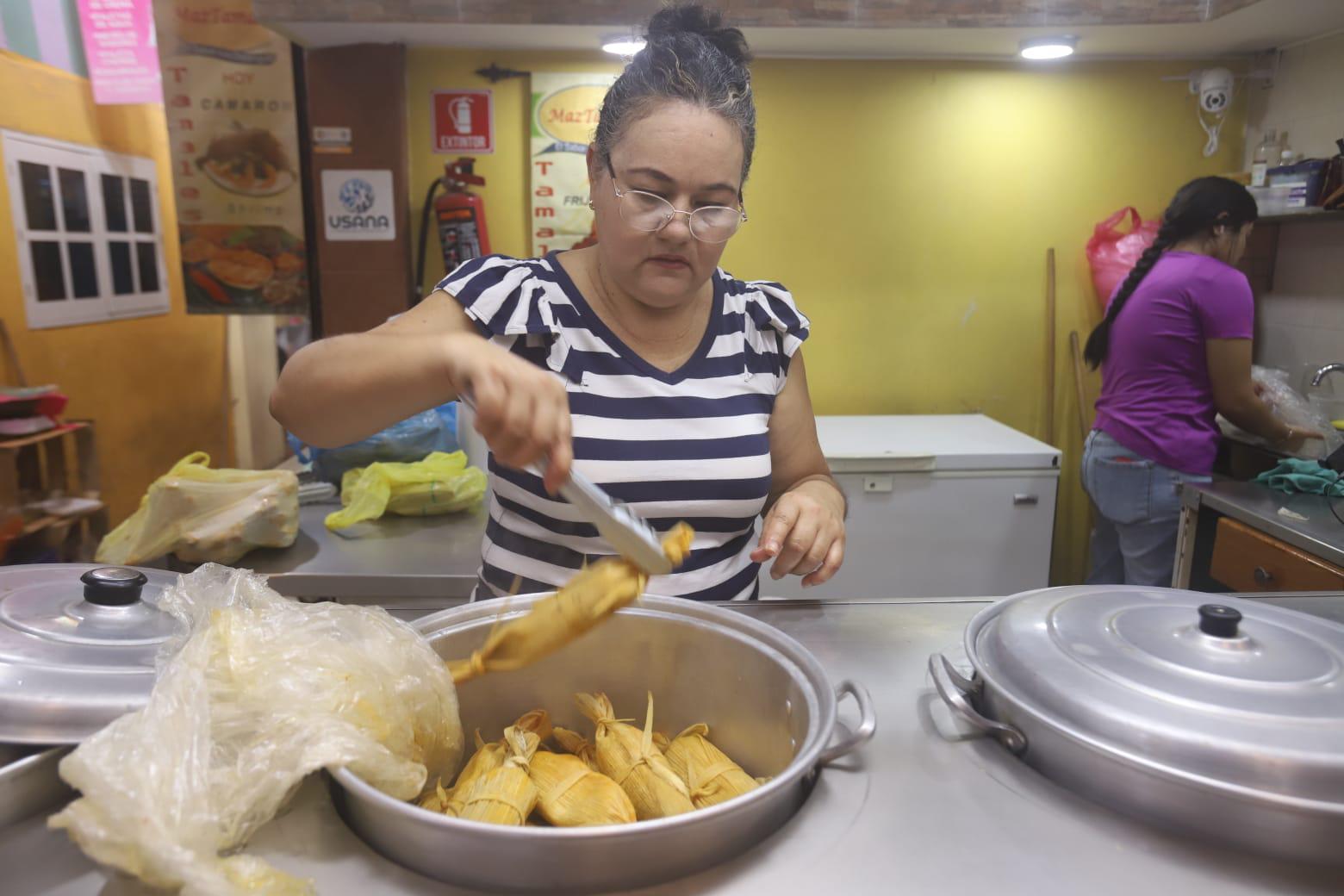$!Aprovechan mazatlecos la tamaliza este Día de la Candelaria