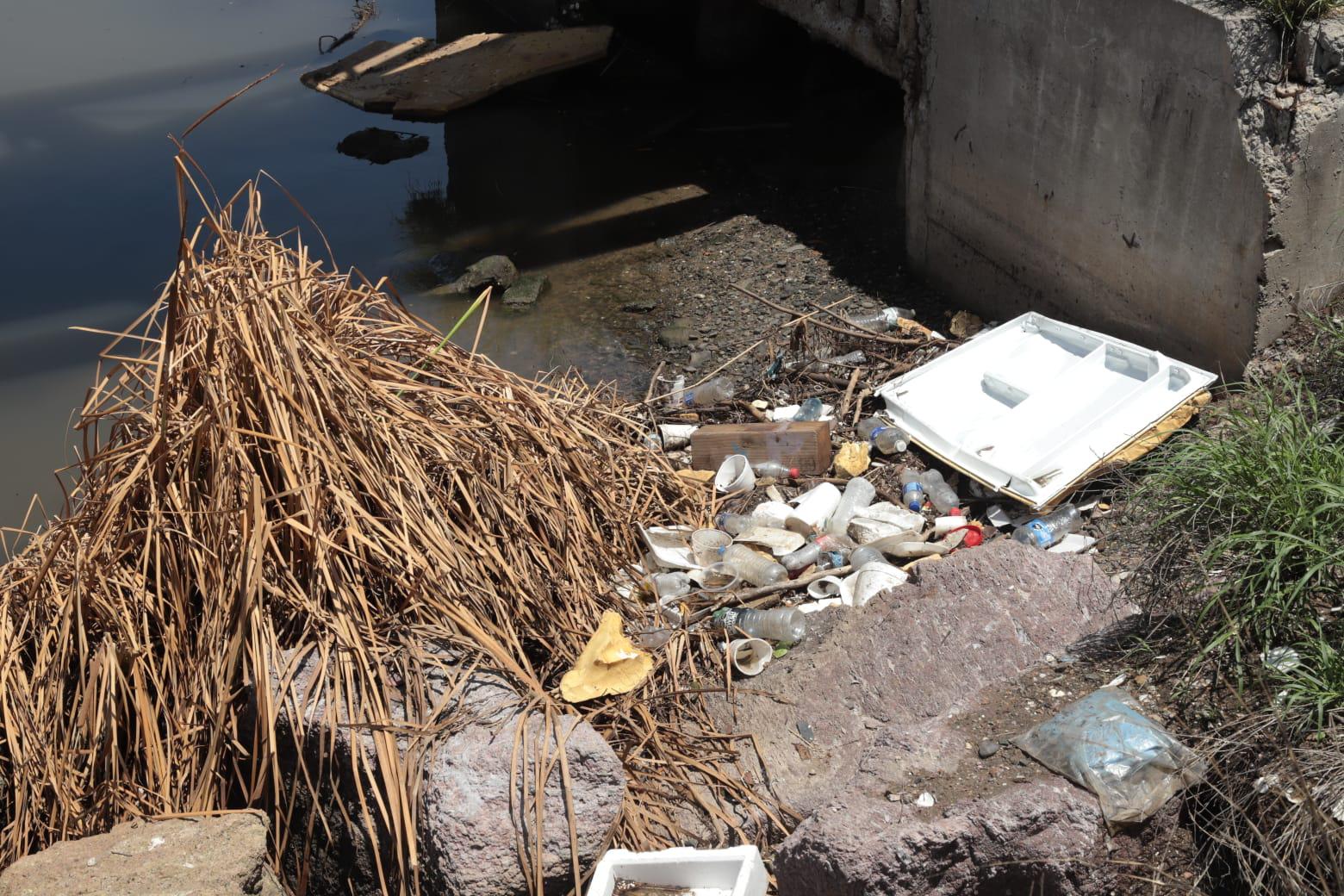 $!Lluvias de sábado por la noche dejan más basura en las biobardas de Mazatlán