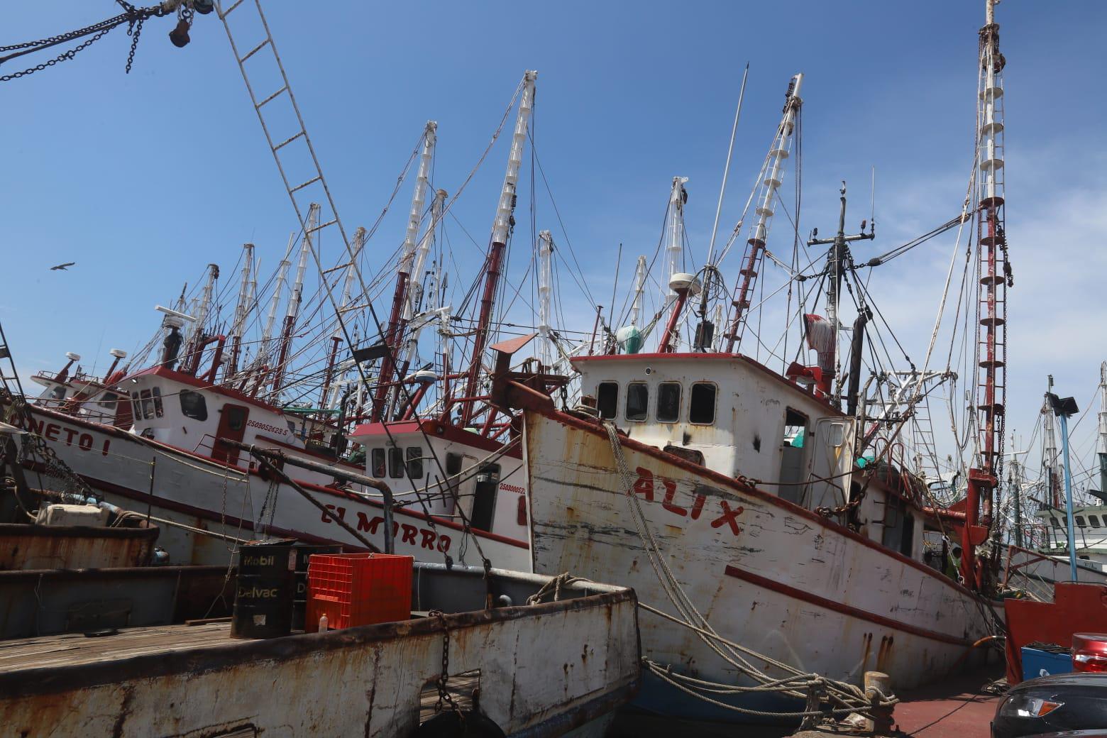 $!Reparan a marchas forzadas flota camaronera de Mazatlán