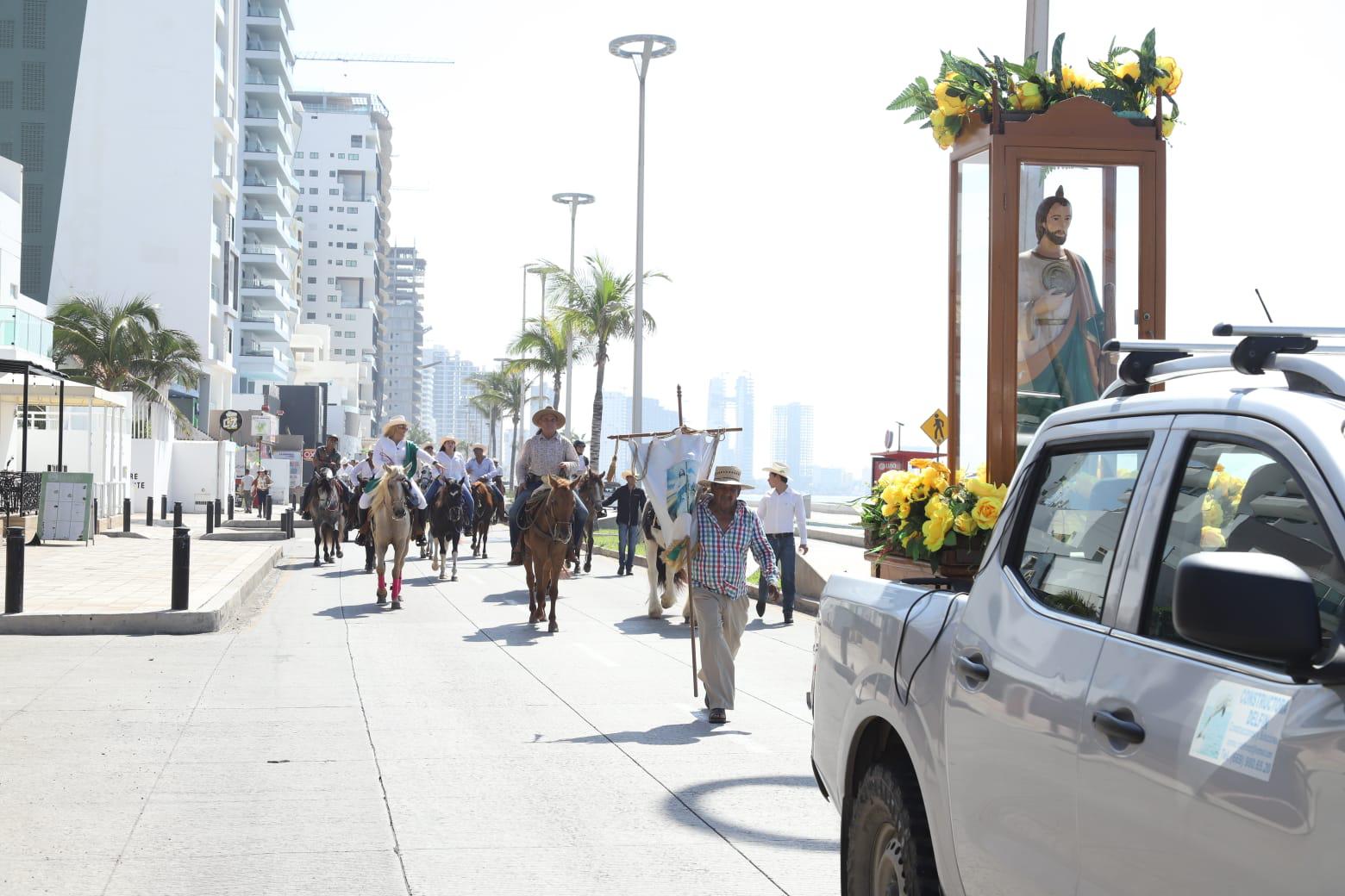 $!Charros mazatlecos realizan cabalgata a caballo par pedir a San Judas Tadeo por la paz y la hermandad