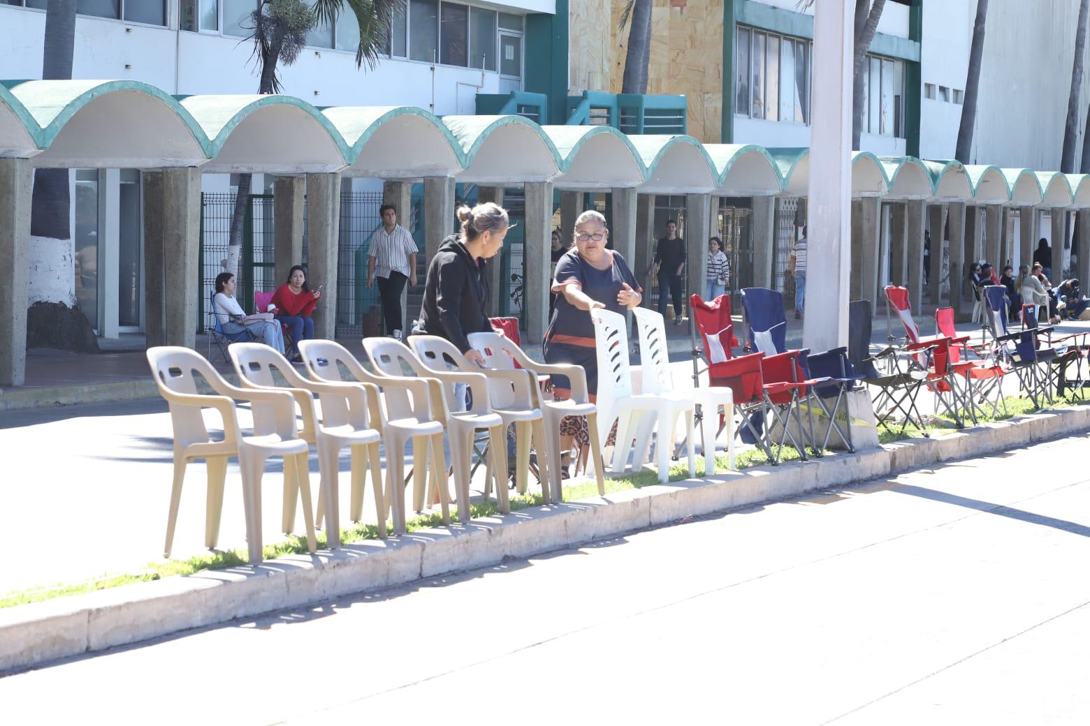 $!Ocupan ya sus lugares locales y turistas para el segundo desfile del Carnaval de Mazatlán